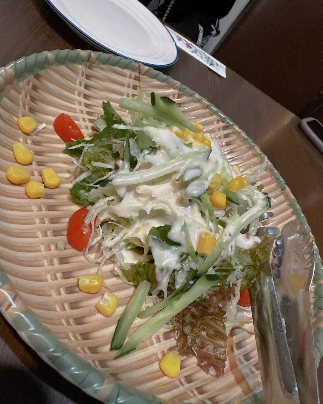 夕美しおんさんのインスタグラム写真 - (夕美しおんInstagram)「ぷりんちゃんとご飯行ってきたよっ！  場所は新宿にある、 @monte.nishi さん> ·̫ <  ＜コース内容＞  【１品目】本日の前菜サラダ  【２品目】カルパッチョ  【３品目】オリーブ  【４品目】北海道じゃがいものポテトフライ  【５品目】肉寿司&肉てまり寿司の盛り合わせ　(食べ放題♪）  【６品目】自慢の2種のシュラスコセット(豚肉/牛肉)  【７品目】SNS映え◎ローストビーフタワー  【８品目】溢れるチーズのシカゴピザ  【９品目】新鮮野菜たっぷりペペロンチーノ  【１０品目】デザート  という大満足コース！  シカゴピザ撮るの忘れちゃったんだけどめちゃくちゃ美味しかったー！  ふわふわとろとろ…！  チーズってすごい！  こんな大満足なコース…実は食べ飲み放題で、90分2,980円、3時間3,980円なのお得すぎない？  ピザ無限に食べたかったー！  胃袋ー😡  みんなも行ってみてねദ്ദിᐢ- ̫-ᐢ₎  PR @monte.nishi  #MonteMeat新宿店 #MonteMeat #新宿グルメ #新宿居酒屋 #新宿ディナー #新宿バル #新宿肉寿司」10月22日 8時25分 - shion_yumi_