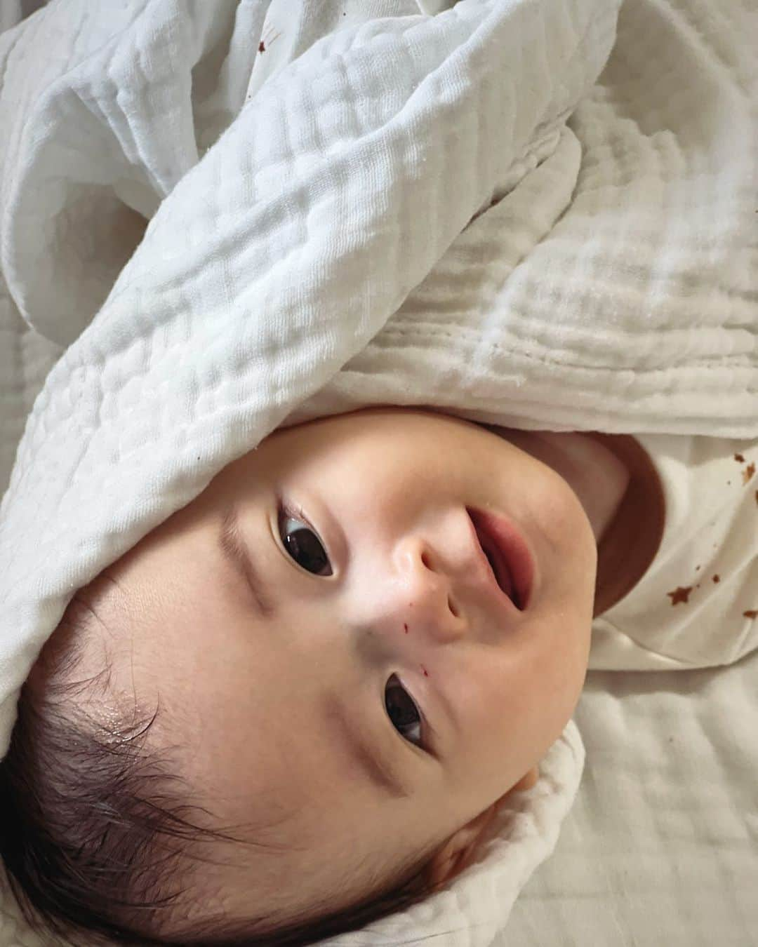 田中理恵のインスタグラム：「おはよっ🍀 肌寒い朝だ！風邪などに気をつけなきゃ！ 👶この時期の温度調節難しいけど頑張ろ☺️！ そして、爪も切らないと顔に傷が！！ 👶って爪伸びるのびっくりするくらい早い😂 良い日曜日を…🍀🍀🍀」