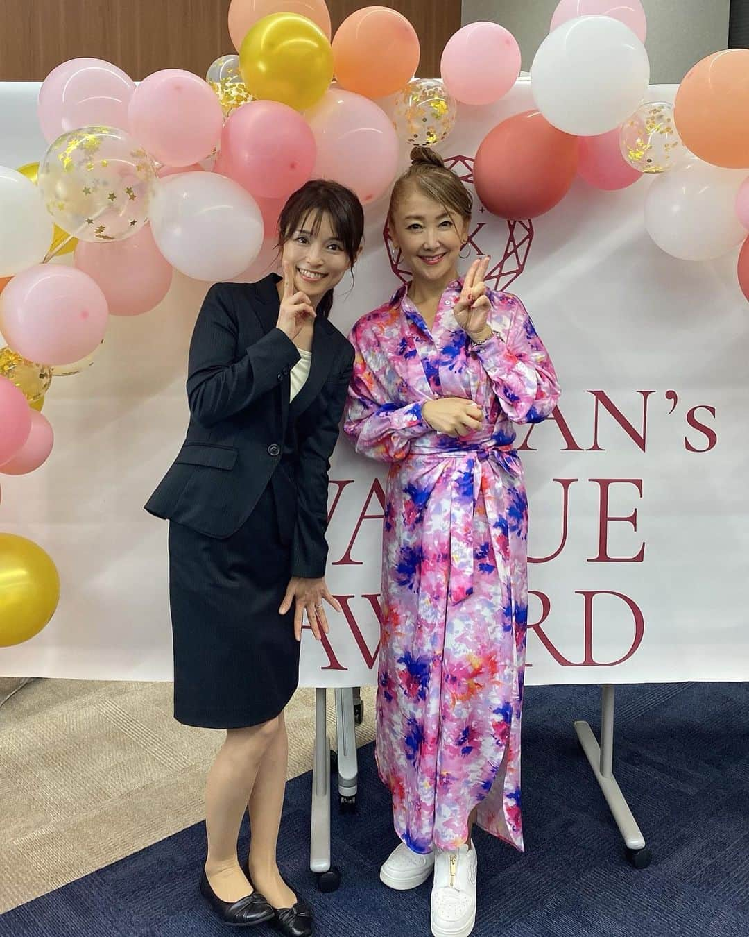 藤田りえのインスタグラム：「WOMAN’s VALUE AWARD 2023 授賞式 MCを務めさせていただきました。 ⁡ pic1 個人賞にも輝き トークショー進行役としても いらしていただいた 俳優の東ちづるさんと📷✨ ⁡@azuma.chizuru  ⁡ 東さんは、 2012年にアートや音楽、映像、舞台などのエンタメを通じて 女性のみならず、誰もが自分らしく活躍できる、誰も排除しない “まぜこぜの社会”をめざす 一般社団法人「Get in touch」を設立。 ⁡ また、東京2020 オリパラの公式映像「MAZEKOZEアイランドツアー」の企画・構成・キャスティング･演出・衣装デザイン・総指揮を担当。 今年 7月には61体の妖怪を描いた「妖怪魔混大百科」(ようかいまぜまぜだいひゃっか)を出版されています。 ⁡ ⁡ 東さんが会場入りするやいなや 一気に華やかな雰囲気に✨✨✨ さすがだなぁ。 ⁡ とっても優しくて親しみやすくて ますます好きになっちゃった♡ ⁡ ⁡ この授賞式は 様々な形で女性活躍を体現している受賞企業や、ロールモデルとなる個人受賞者を表彰するもので 今回で5回目。 ⁡ ⁡ この日もたくさんの素敵な方々がいらしていました。 我こそは！と思う女性起業家さん、企業さんは是非エントリーしてみてね。  ▶️お問合せ先 一般社団法人日本ウーマンズバリュートレーニング協会内　 WOMAN’s VALUE AWARD事務局広報担当 TEL：03-5422-9778  Email: award@lili.ne.jp  ▶️共催 LiLi株式会社 https://lili-inc.jp  ⁡ pic2 LiLi株式会社の三上さんと☺︎ ⁡ pic3 一般社団法人日本ウーマンズバリュートレーニング協会 代表理事の廣岡さんと☺︎ ご縁をいただきありがとうございました♡ ⁡ #ウーマンズバリューアワード  #WOMANSVALUEAWARD #東ちづるさん #MC #司会」