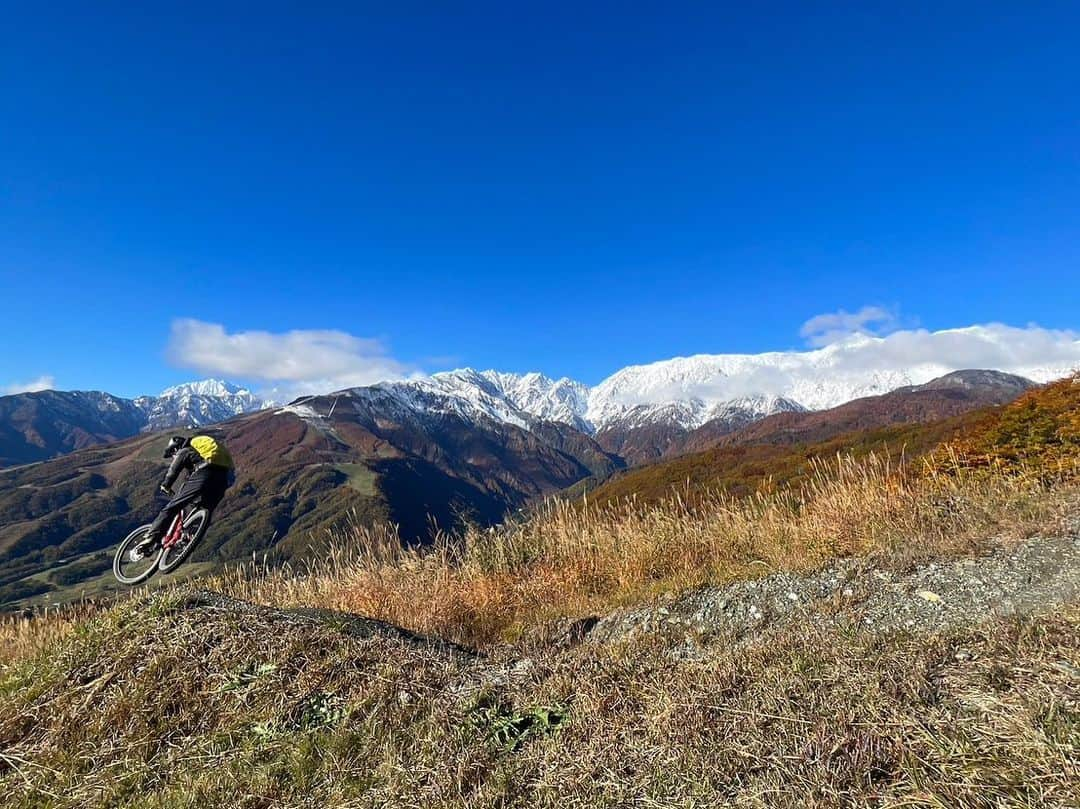 白馬岩岳スノーフィールドのインスタグラム：「10/22(日) おはようございます。  昨夕山頂付近では雪が降っていましたが積もるほどではありませんでした。本日も滑りやすく、またぬかるんでいる箇所もあるのでご注意ください⚠️ 周りの標高の高い山々はさらに白くなり、とても素晴らしい景色になってます〜🏔🏔🏔  岩岳MTBパークオープン状況 天気: ☀️  スキルアップエリア (初級者) オープン コンディション: セミウェット  岩岳の森クロスカントリー(中級者) オープン コンディション: ウェット  マウンテンサイクリングコース(初級) ゴンドラ建設の為、今季クローズ  ヒトトキダウンヒル (初級)　※9:00～15:30 オープン コンディション: セミウェット  アルプスDH(初級～中級) オープン コンディション: セミウェット  カミカゼDH(上級) オープン コンディション: セミウェット 27 ⑥-⑦ メンテナンス中の為クローズ トップガン⑨-⑩ゴンドラ工事によりクローズ  Iwatake MTB Park Condition & Status Weather: ☀️  Skill-up Area (Beginner) Open CONDITION: Semi-wet  Iwatake Cross-country (Intermediate) Open CONDITION: Wet  Mountain Cycling Course (Beginner) Full season closed, due to under construction of new gondola.  Hitotoki DH (Beginner)　※9:00～15:30 Open CONDITION: Semi-wet  Alps DH (Beginner-Intermediate) Open CONDITION: Semi-wet  Kamikaze DH (Expert/Advanced) Open CONDITION: Semi-wet 27 ⑥-⑦.Closed, due to maintenance. Top gun⑨-⑩. Closed, due to new gondola construction.  詳しくは https://iwatake-mountain-resort.com/green  #iwatakemtb」