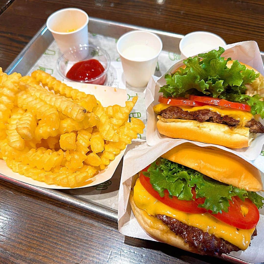 とぎもちさんのインスタグラム写真 - (とぎもちInstagram)「. 【韓国 🇰🇷KOREA】  人気のバーガーチェーン店 shake shack burger（쉑쉑버거）🍔  初めてのシェイクシャックバーガー😍🍔  ジューシーボリューム 美味しかった😍😍  ポテトも最高🍟💓  #シェイクシャックバーガー #シェイクシャックバーガー韓国 #龍山駅 #龍山グルメ #韓国 #韓国バーガー #韓国グルメ #쉑쉑버거 #용산 #용산맛집 #とぎもちシェイクシャックバーガー #とぎもちバーガー #とぎもちシェクシェクバーガー #とぎもち龍山」10月22日 8時38分 - togistagram