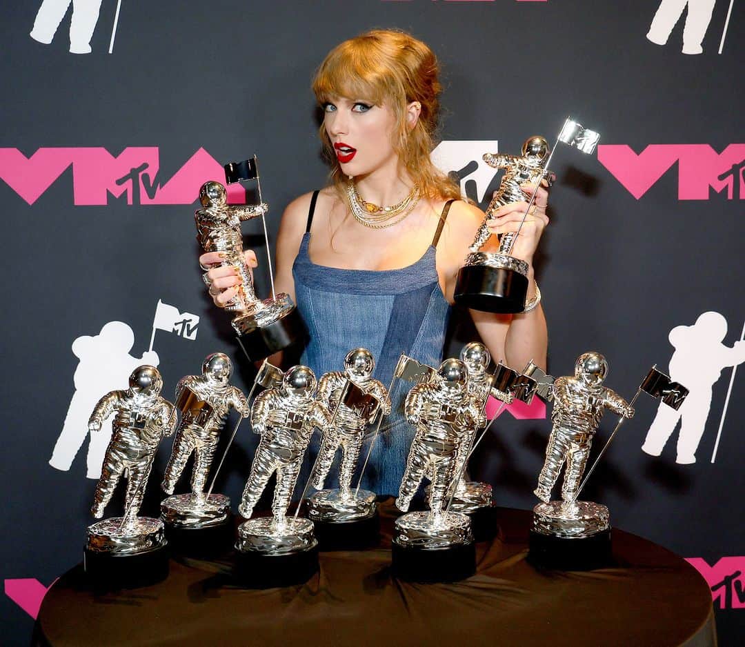 MTVさんのインスタグラム写真 - (MTVInstagram)「How's it already been one year of #Midnights, an album that resulted in this HAUL of #VMAs for @taylorswift? 🕰️」10月22日 8時44分 - mtv