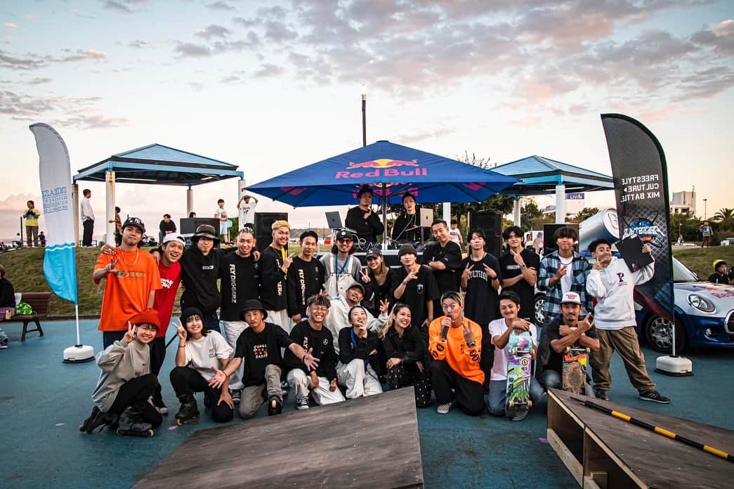 伊藤千秋のインスタグラム：「UMIKAZE FESTA2023 無事に終了しました🔥 楽し過ぎたの一言に尽きますが、協力してくれた皆んな本当に有難う！オールジャンルの経験者達が集まり作りあげられた素敵な空間！そしてインラインスケート含め新しいヤング世代が手を組み作られて行く空間、これは申し訳ないけど最強の形だったと思う！他の業界を見て学べる事、スケートは自由で楽しいもなんですが、スケートを通じて学べる事が多いのも事実！気づいたらこのヤングチーム達でまた新しいムーブメントを作るだろうなと感じた最高の1日でした。  おかげさまで体験会は本当に尽きないぐらい体験してくださり、待ち時間も出てしまうぐらい大人気でした！ 次回は新しい体験会をおもいつきました！どんどんアップデートして行くので楽しみすぎず！  関係者の皆様本当に有難う御座いました！  この場を用意してくれた、 @freestyle_space_  @nahiko.tkzk  他にも大好きスタッフ沢山ですが、アカウントと名前が探せない！笑  最高のセッション見せてくれた皆んな本当にお疲れ様でした！ @si_tan55  @aimotolove  @fwskzy  @ryu.mrt  @mei_mei_1126_  @kanna.inline_skate  @kanechittosan  @daichi_0909_  @hiro_e0523  @claps_entertainment  @kodak_sato  @yuutarouparkour  @ten_3run  @flydiggerz」