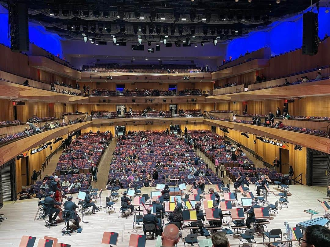 Monday満ちるさんのインスタグラム写真 - (Monday満ちるInstagram)「Thrilled to finally get seated behind the orchestra in the new #GeffenHall configuration at #lincolncenter ❤️🎶😃」10月22日 8時47分 - mondaymichiru