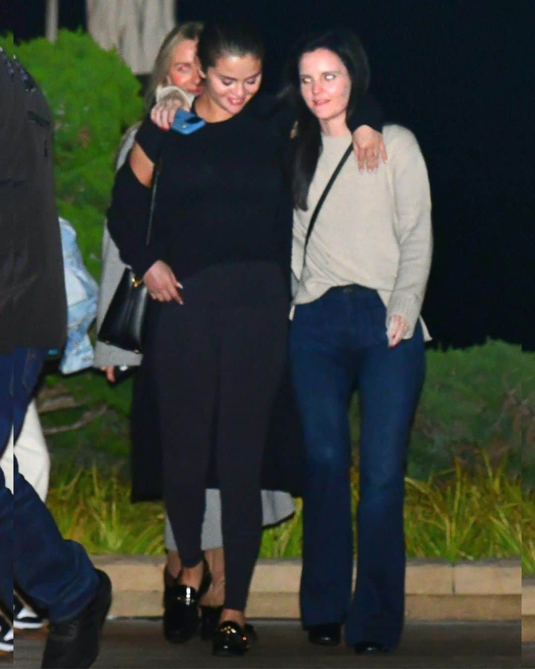 Just Jaredさんのインスタグラム写真 - (Just JaredInstagram)「Selena Gomez shared a laugh with a friend during a girls night out in Malibu last night. We’ve got more pics of the star over at JustJared.com! #SelenaGomez Photos: Backgrid」10月22日 8時57分 - justjared