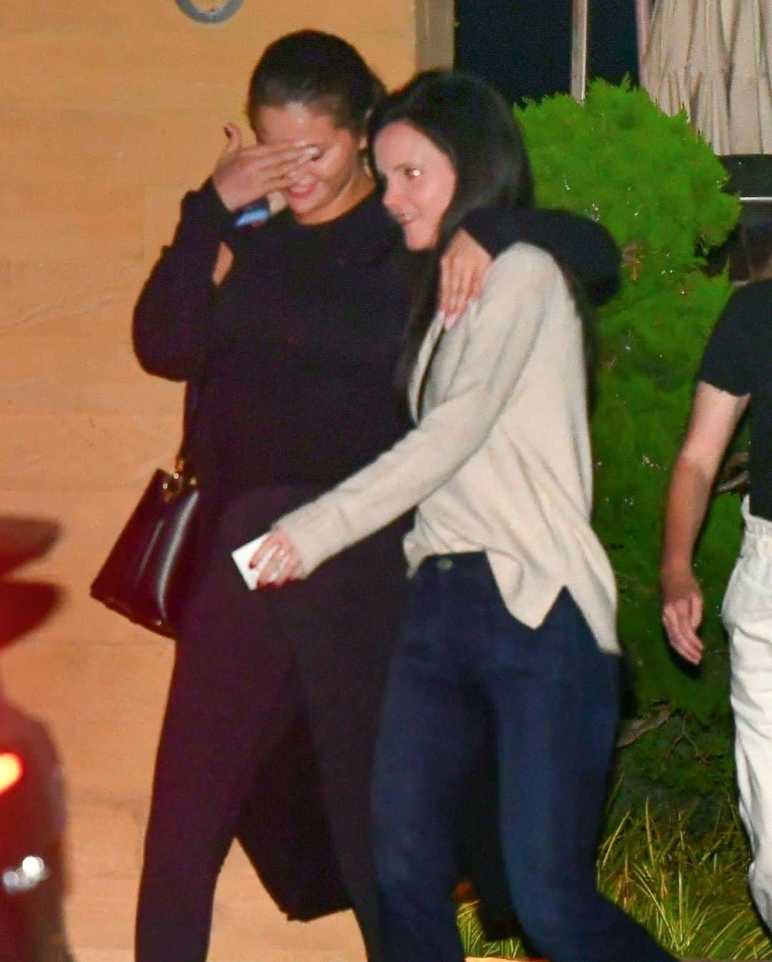 Just Jaredさんのインスタグラム写真 - (Just JaredInstagram)「Selena Gomez shared a laugh with a friend during a girls night out in Malibu last night. We’ve got more pics of the star over at JustJared.com! #SelenaGomez Photos: Backgrid」10月22日 8時57分 - justjared