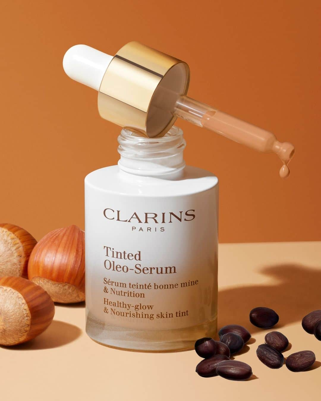 Clarins Australiaさんのインスタグラム写真 - (Clarins AustraliaInstagram)「The new Clarins Tinted Oléo Serum helps you achieve a radiant complexion with just a few drops. Enjoy even-looking results and nourished skin with a buildable coverage.⁣ ⁣ #ClarinsTintedOleoSerum⁣ #MakeupInnovation #Foundation」10月22日 9時00分 - clarinsanz