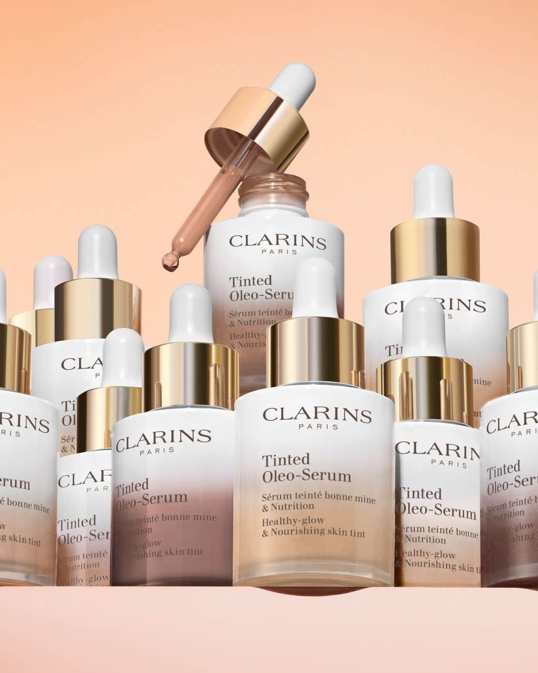Clarins Australiaさんのインスタグラム写真 - (Clarins AustraliaInstagram)「The new Clarins Tinted Oléo Serum helps you achieve a radiant complexion with just a few drops. Enjoy even-looking results and nourished skin with a buildable coverage.⁣ ⁣ #ClarinsTintedOleoSerum⁣ #MakeupInnovation #Foundation」10月22日 9時00分 - clarinsanz
