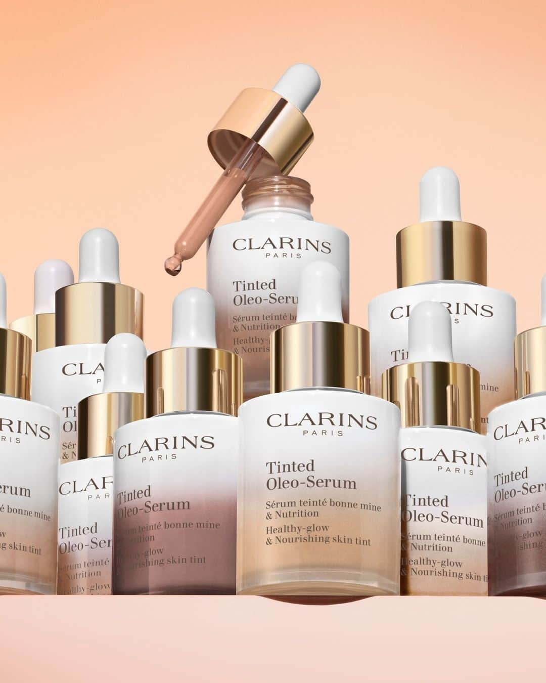 Clarins Australiaのインスタグラム：「The new Clarins Tinted Oléo Serum helps you achieve a radiant complexion with just a few drops. Enjoy even-looking results and nourished skin with a buildable coverage.⁣ ⁣ #ClarinsTintedOleoSerum⁣ #MakeupInnovation #Foundation」