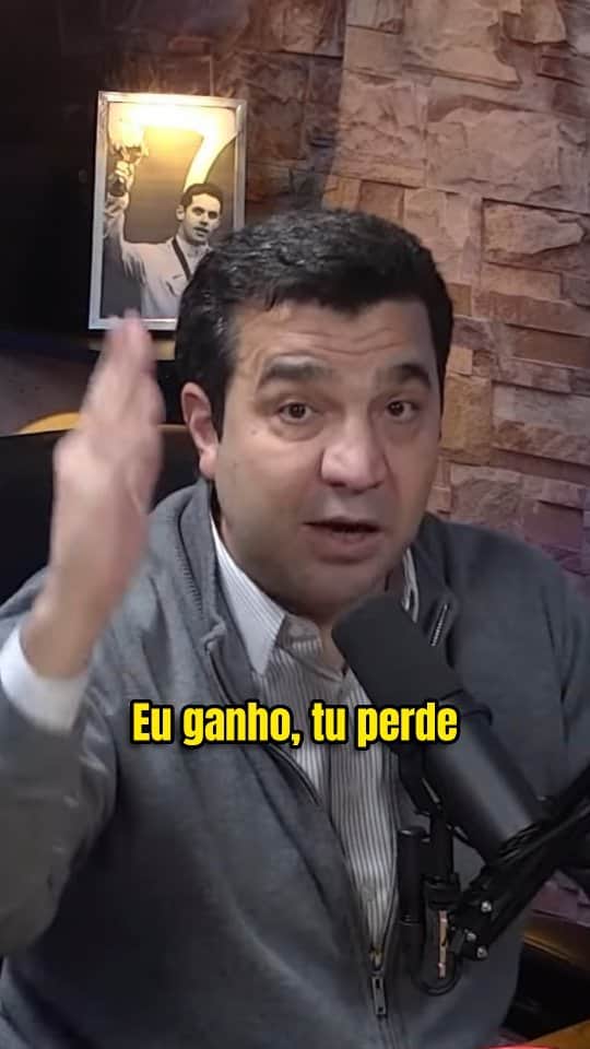 チアゴ・ペレイラのインスタグラム：「"Você tem que ganhar dinheiro sem o outro perder, mas não é isso que a educação tradicional ensina"  Essa semana teve @joaokepler no Além da Raia! Todas as terças, às 18h!  #flowsa #alemdaraia #joaokepler #estudiosflow #empreendedorismo #startup #negociação #empreender」