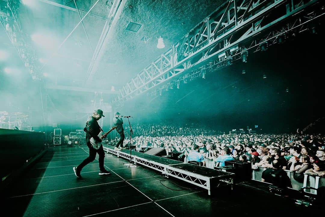 The Amity Afflictionさんのインスタグラム写真 - (The Amity AfflictionInstagram)「Sydney, last night was fucking unbelievable. We love you 🖤🖤📸 @tomise」10月22日 9時00分 - theamityaffliction