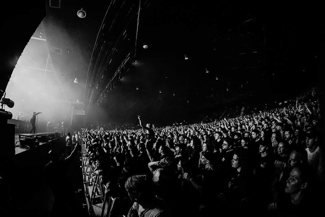 The Amity Afflictionさんのインスタグラム写真 - (The Amity AfflictionInstagram)「Sydney, last night was fucking unbelievable. We love you 🖤🖤📸 @tomise」10月22日 9時00分 - theamityaffliction