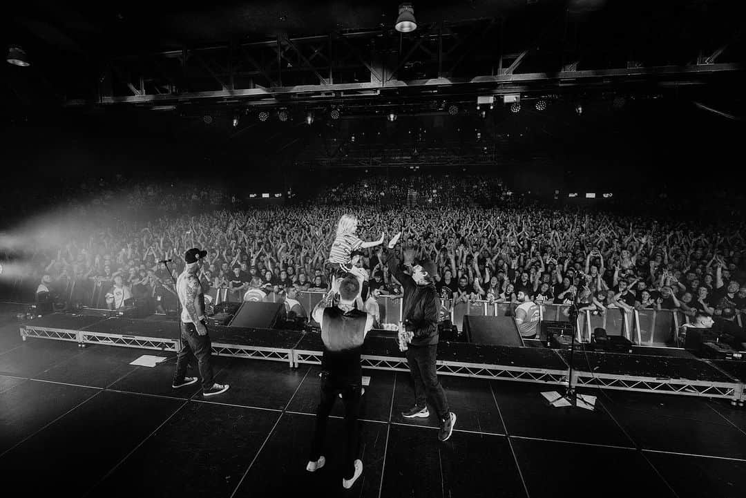 The Amity Afflictionさんのインスタグラム写真 - (The Amity AfflictionInstagram)「Sydney, last night was fucking unbelievable. We love you 🖤🖤📸 @tomise」10月22日 9時00分 - theamityaffliction