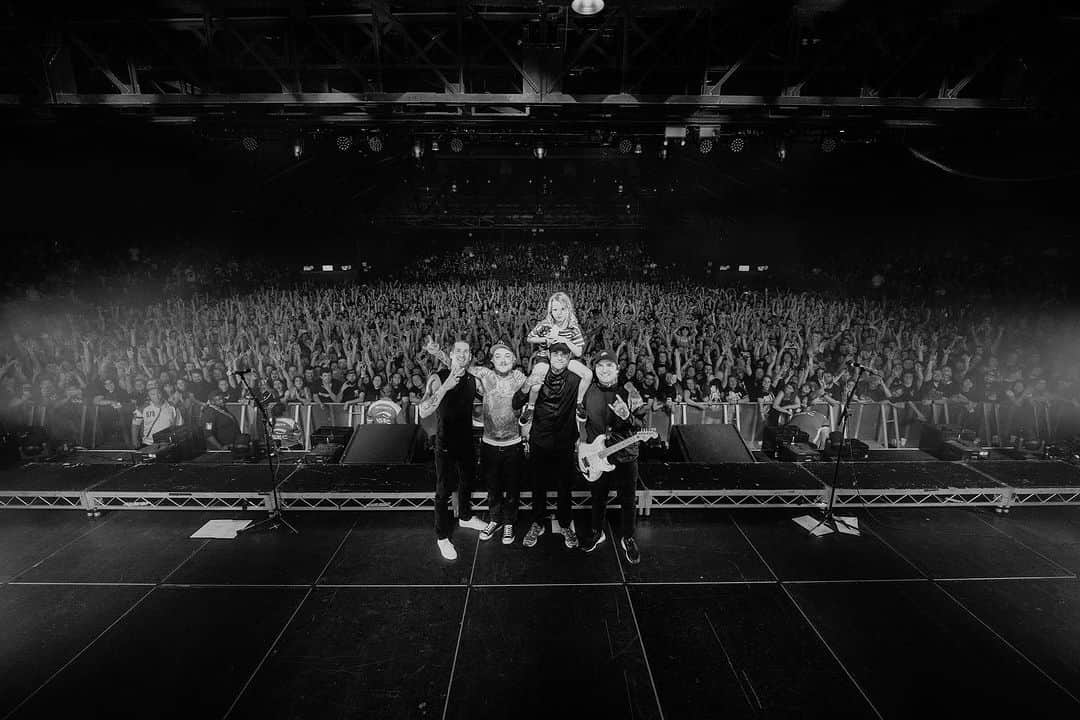 The Amity Afflictionのインスタグラム：「Sydney, last night was fucking unbelievable. We love you 🖤🖤📸 @tomise」