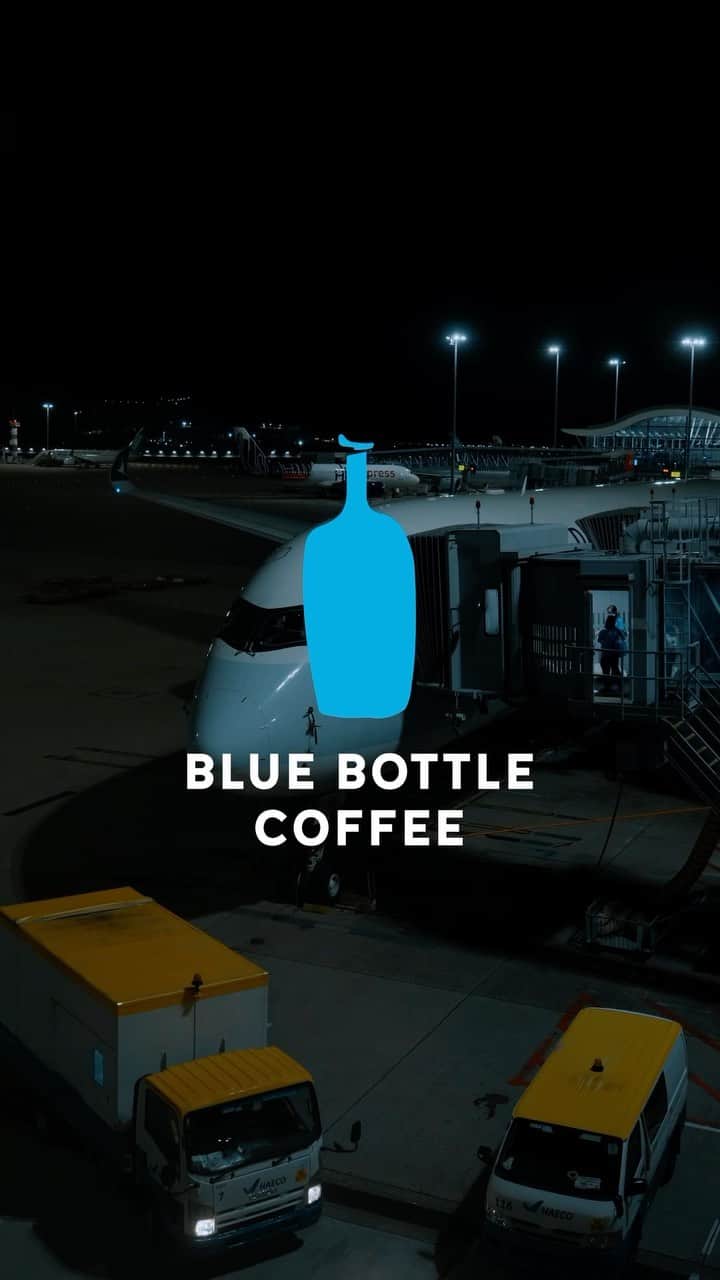 Blue Bottle Coffee Japanのインスタグラム：「＼KIOSK POP UP STORE IN HONG KONG 🛫／⁠ ⁠ 9月13日(水)から期間限定で香港国際空港に「BLUE BOTTLE COFFEE KIOSK POPUP in HONGKONG」をオープンいたしました！⁠ ⁠ 出発ロビーのスカイガーデンに隣接してオープンしたこちらの「KIOSK POPUP」では、アメリカーノやラテ、レモネードや NOLA COLA など様々なドリンクをご用意しております。⁠ ⁠ ⁠ またドリンクだけではなく、香港の地元のペイストリーブランド「Miam Bakely」とコラボレーションした限定メニューや、香港のカフェでも提供している「シングルオリジン ダークチョコレート」や、日本の皆さまにも馴染みのある「ブルーボトル 羊羹」のセットなども販売しております。⁠ ⁠ これから出発する皆さまにとって、手軽に楽しんでいただきつつもホッと一息つける、ブルーボトルコーヒーのコーヒータイムをご提供しております🛫⁠ ⁠ ⁠ ＝＝＝＝＝＝＝＝＝＝＝＝＝＝＝＝＝＝⁠ BLUE BOTTLE COFFEE KIOSK POPUP – HKIA⁠ 06:00 – 00:00 (mon-sun)⁠ L7 East Hall, Hong Kong International Airport⁠ ＝＝＝＝＝＝＝＝＝＝＝＝＝＝＝＝＝＝⁠ ⁠ ⁠ ⁠ #BlueBottleCoffee⁠ #BlueBottleCoffeeHongKong⁠ #ブルーボトルコーヒー⁠ #ブルーボトルコーヒー香港⁠ #藍瓶咖啡⁠ #藍瓶咖啡香港」