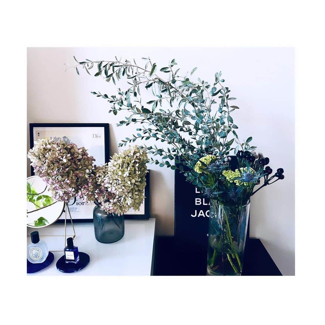 室井由美子さんのインスタグラム写真 - (室井由美子Instagram)「Love shabby chic colors🪻🩶 ・ #今週のお花  #ケイトウ #アザミ #ユーカリetc. #interior #interiordecor  #flowers #flowervase  #plants #green #autumn」10月22日 9時03分 - yumikomuroi