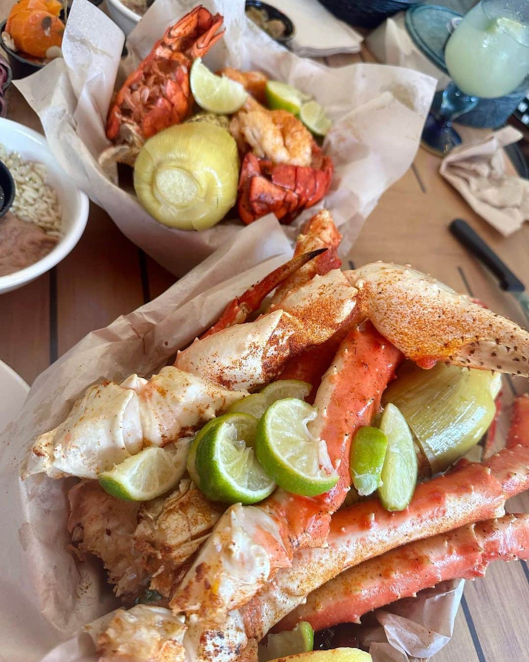 武田久美子さんのインスタグラム写真 - (武田久美子Instagram)「. Alaskan king crabで お腹いっぱいになった 幸せな昼下がりです。 その他Baja lobster とshrimp🩷 こちらSan Diegoのメキシカンレストラン Rockin’ Baja lobster にて  皆様良い週末をお過ごし下さいね💜💜💜  #mexicanfood #seafood #alaskankingcrab」10月22日 9時04分 - kumikotakedaofficial