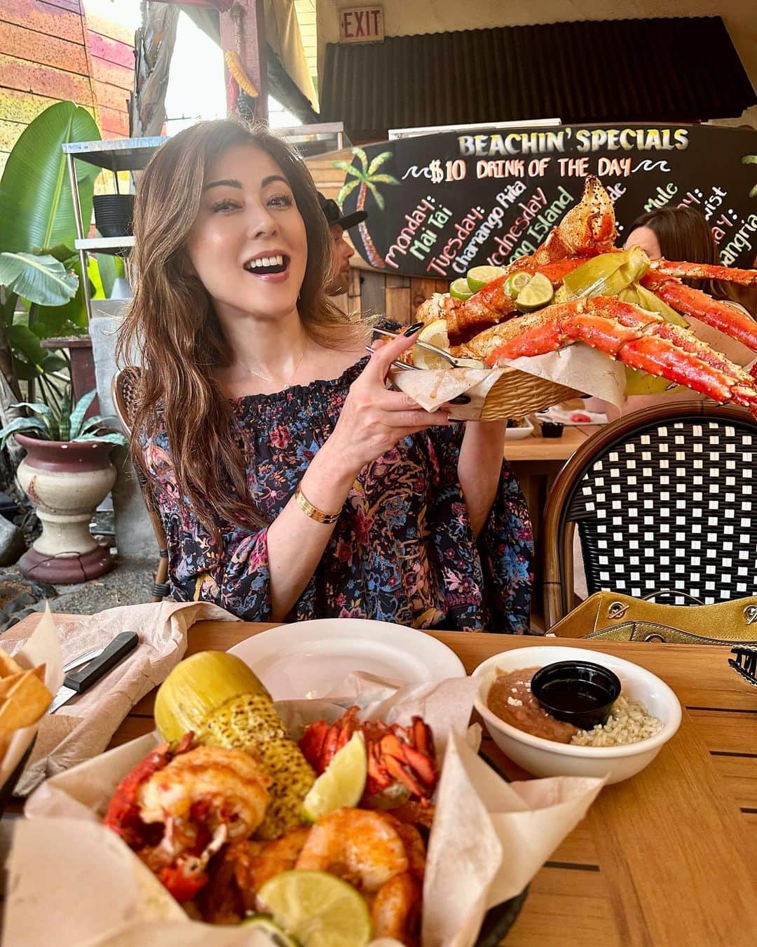 武田久美子のインスタグラム：「. Alaskan king crabで お腹いっぱいになった 幸せな昼下がりです。 その他Baja lobster とshrimp🩷 こちらSan Diegoのメキシカンレストラン Rockin’ Baja lobster にて  皆様良い週末をお過ごし下さいね💜💜💜  #mexicanfood #seafood #alaskankingcrab」