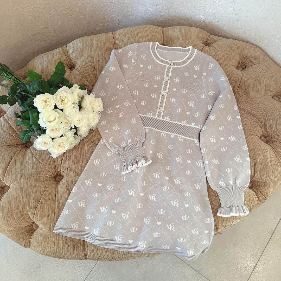 evelynのインスタグラム：「winter collection🐰♥︎ Coming Soon Item ㅤㅤㅤㅤㅤㅤㅤㅤㅤㅤㅤㅤㅤ \ 10月下旬入荷予定 / #evelynロゴニット ¥7,900 ㅤㅤㅤㅤㅤㅤㅤㅤㅤㅤㅤㅤㅤ #evelyn #エブリン」
