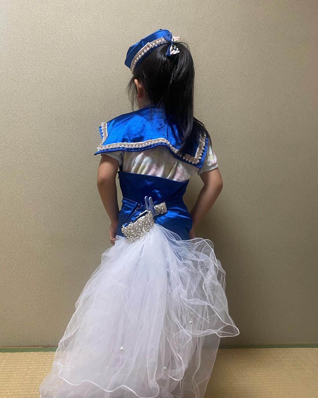 熊田曜子さんのインスタグラム写真 - (熊田曜子Instagram)「我が家のラウンドガール（5歳） 着たいって言って ママがラウンドガールで着た衣装をお家で着てる😍 ウエストがブカブカすぎて 洗濯バサミでとめてるよ🤭 今年のハロウィンは K-1 ガールズになるのかな💖😍  #三女　#5歳　#k1 #ラウンドガール　#コスプレ　#ハロウィン　#衣装」10月22日 9時09分 - kumadayoko