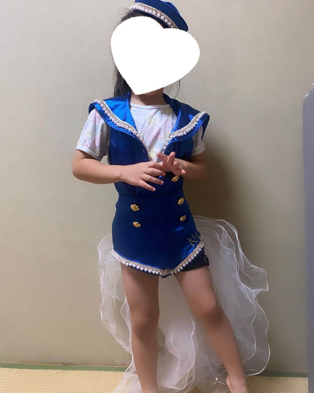 のインスタグラム：「我が家のラウンドガール（5歳） 着たいって言って ママがラウンドガールで着た衣装をお家で着てる😍 ウエストがブカブカすぎて 洗濯バサミでとめてるよ🤭 今年のハロウィンは K-1 ガールズになるのかな💖😍  #三女　#5歳　#k1 #ラウンドガール　#コスプレ　#ハロウィン　#衣装」