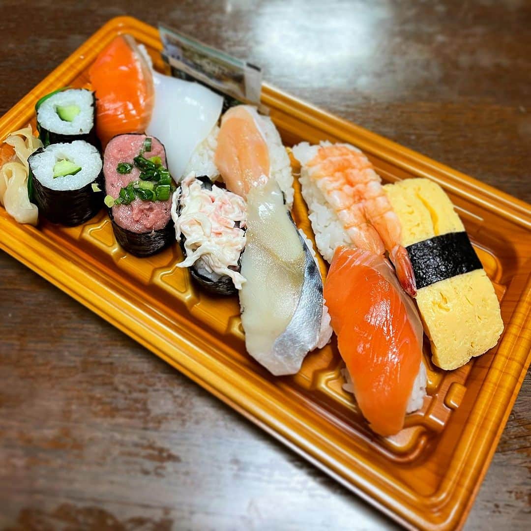木村ひさしのインスタグラム：「最高のおっさんのいつかのあかん深夜食 ファミマの寿司 10月18日0時29分 #最高のおっさんのコンビニメシ」