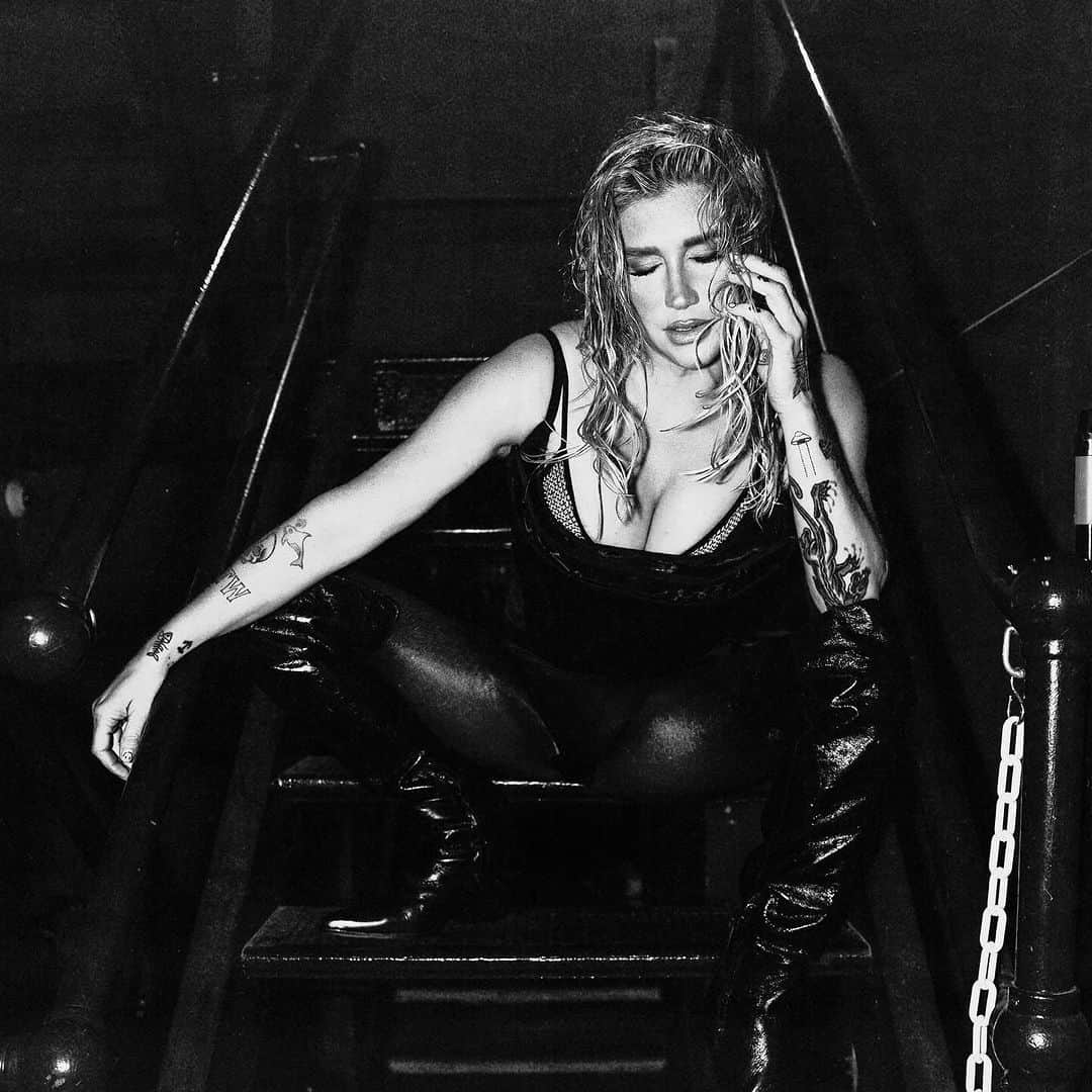 ケシャのインスタグラム：「It's getting rowwwdyyyy...⁣ ⁣ ATLANTA TONIGHT.⁣ TWO HOMETOWN NASHVILLE SHOWS AT THE RYMAN (!!!!) NEXT WEEK. non-stop city to city to city till end of Nov. ⁣ ⁣ The #OnlyLoveTour continues 🛸🛸🛸👽👽👽」