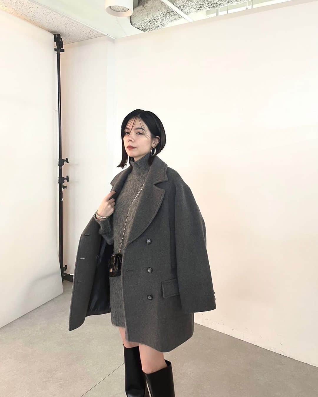 瀬奈ユウリのインスタグラム：「こないだの撮影での一枚📸 私、自分が思ってるよりも 女(にょ)な感じ良いのかもしれないよ〜えへへ〜きゃ〜  とゆうことで 女(にょ)っぽいニットを二点購入しました。えへへ〜  果たしてどうなる、瀬奈ユウリ💃  #にょ💃」
