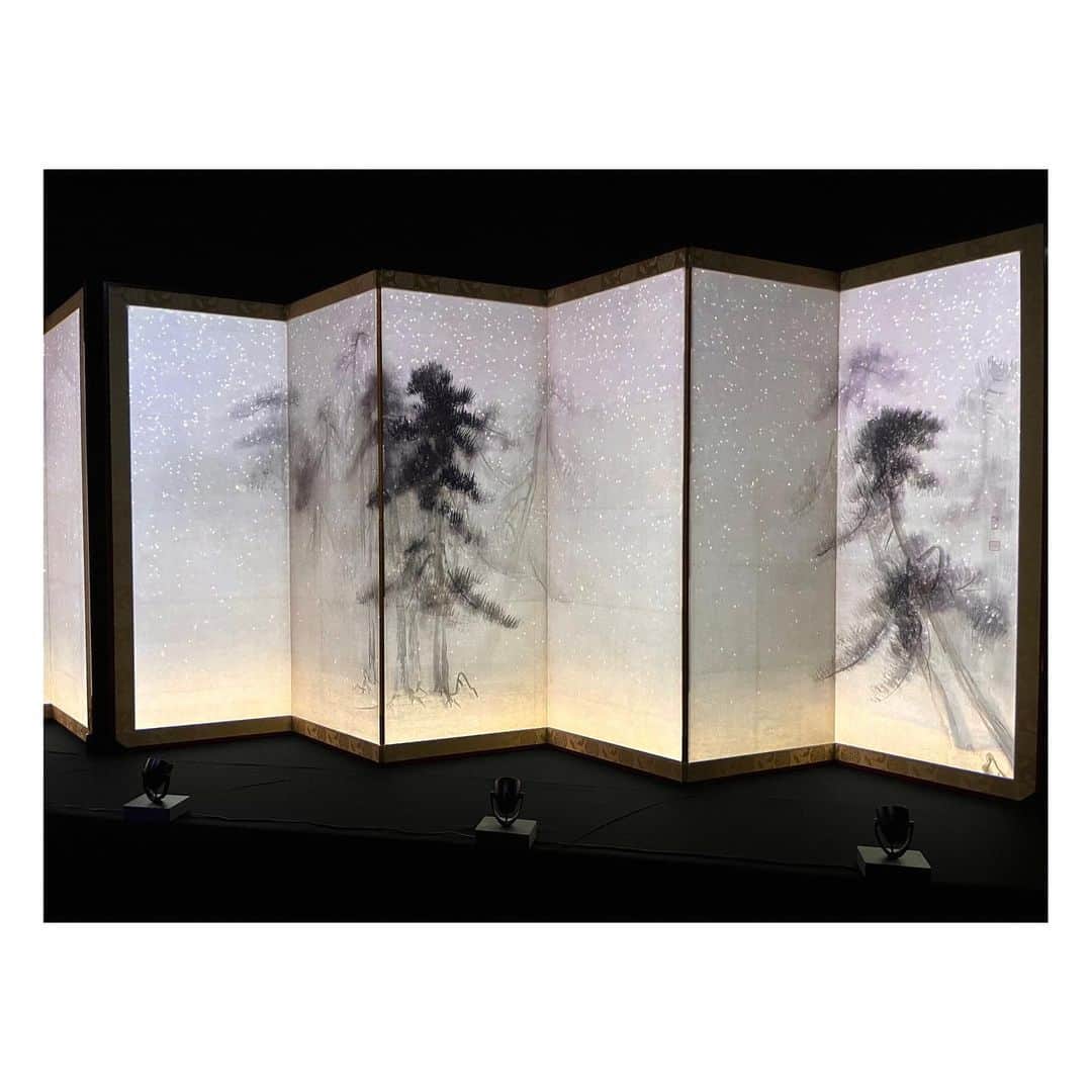 阿部洋子さんのインスタグラム写真 - (阿部洋子Instagram)「👯‍♀️👯‍♀️👯‍♀️  アート展に行ってきました！ キヤノンのテクノロジーと伝統工芸技師たちの技が結集した展覧会  #キヤノンギャラリー #50周年 #企画展  #高精細複製品で綴る日本の美  #イメージングテクノロジーと伝統工芸の融合   だいすきな、 #風神雷神図屏風 や #見返り美人  などを堪能！！！  #俵屋宗達 #尾形光琳 #伊藤若冲 らが描いた絵画を キヤノンのカメラで撮影してそれをプリント さらに、技師たちが金箔やよごし、経年変化などを施して ホンモノそっくりに再現！  精緻で精巧過ぎるー！  #長谷川等伯 の #松林図屏風 のプロジェクションマッピングもあって、 たのすぃー！  品川のキヤノンギャラリーSで、 11/16まで開催してます 入場無料だよ🤩  #canon  #綴文化財未来継承プロジェクト  キヤノンのカメラで撮っていただいたよ📸 ありがとうございます😊  #lilico さん #グローバー さん」10月22日 9時18分 - hirocoring