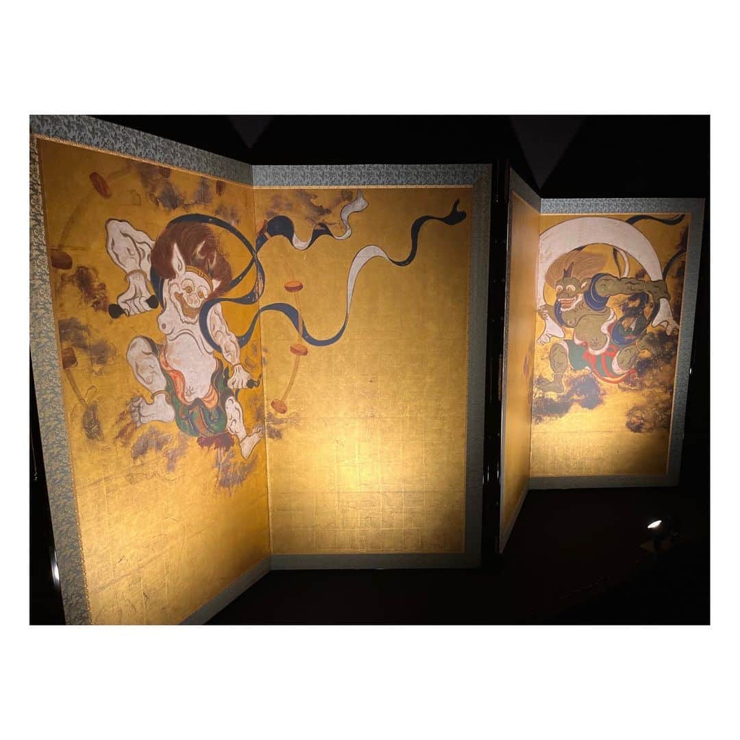 阿部洋子さんのインスタグラム写真 - (阿部洋子Instagram)「👯‍♀️👯‍♀️👯‍♀️  アート展に行ってきました！ キヤノンのテクノロジーと伝統工芸技師たちの技が結集した展覧会  #キヤノンギャラリー #50周年 #企画展  #高精細複製品で綴る日本の美  #イメージングテクノロジーと伝統工芸の融合   だいすきな、 #風神雷神図屏風 や #見返り美人  などを堪能！！！  #俵屋宗達 #尾形光琳 #伊藤若冲 らが描いた絵画を キヤノンのカメラで撮影してそれをプリント さらに、技師たちが金箔やよごし、経年変化などを施して ホンモノそっくりに再現！  精緻で精巧過ぎるー！  #長谷川等伯 の #松林図屏風 のプロジェクションマッピングもあって、 たのすぃー！  品川のキヤノンギャラリーSで、 11/16まで開催してます 入場無料だよ🤩  #canon  #綴文化財未来継承プロジェクト  キヤノンのカメラで撮っていただいたよ📸 ありがとうございます😊  #lilico さん #グローバー さん」10月22日 9時18分 - hirocoring