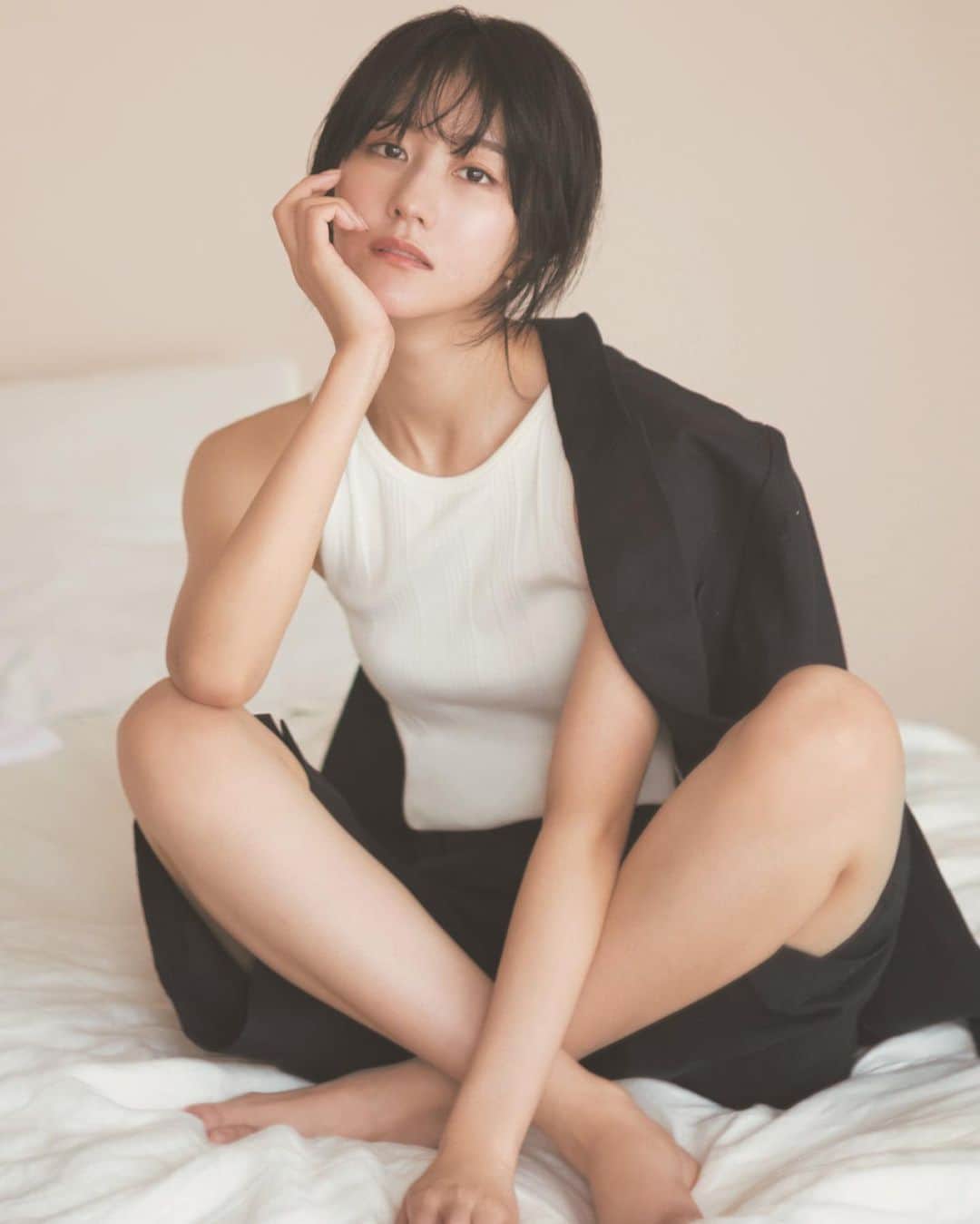 のインスタグラム：「B.L.T.2023 12月号　／ 10月27日発売  8年前加入当時からお世話になっているB.L.T. ❤️‍🩹 安心感のあるリラックスした空間でナチュラルに 沢山の思い出に浸りながらでの撮影でした。 時間を忘れてしまうほどお話もさせていただきました グループ卒業前に呼んでいただけて本当に嬉しいです🦕✴︎」