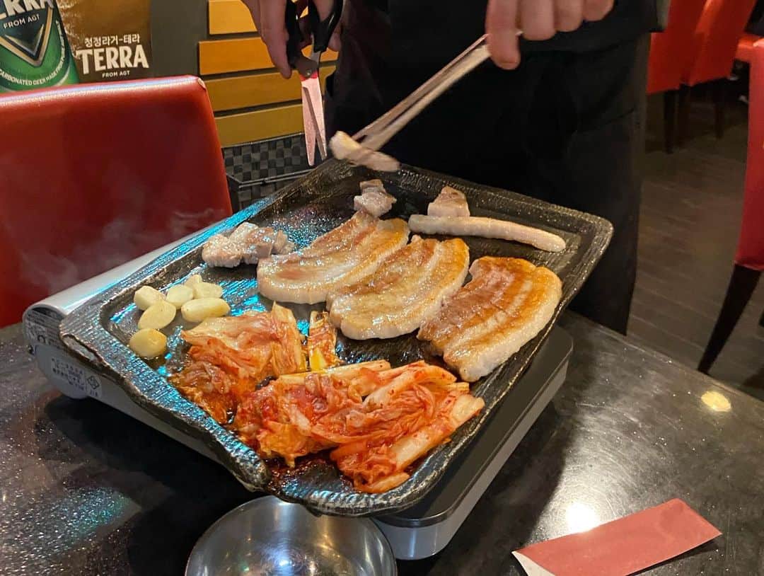 木下博勝さんのインスタグラム写真 - (木下博勝Instagram)「おはヨネスケ 昨夜も、沢山な方にインスタライブに参加頂きまして、有難う御座いました。 クリニックに、ジャガーさんとJJが迎えに来てくれて、家族で韓国食堂で食事、迄は良かったのですが、またケンカ。 インスタライブには、出ない！いつものジャガー節（笑） ジャガーさんは、今日は横浜で試合です。 今日もケガなく元気に頑張って欲しいです。JJは実家を満喫？しています。 実家が大好きなのは、親として嬉しいですが、オタクぽいのかな。 サムギョプサル、毎日でも食べたいくらい好きになりました。でも、このお店に限るです。 咳止め、痰切りの品不足は、何度も訴えて来ましたが、抗生剤の品不足も迫っている事も訴えて行かなければと感じています。ようやく厚労省も、専門家会議で検討する事になった様ですが、年内にも対策案をまとめる、との事で来年はこの様な事態は回避される事を、現場として強く願います。  麻布十番ジャガークリニック、さいたま新都心ジャガークリニックで一緒に、地域の為、国の為、自分の為に、働いて頂ける、看護師、医療事務の方を急募です。 当院の理念に賛同して頂けるドクターも募集中です。 宜しくお願い申し上げます。  クリニックのHPをご覧頂くか、saitamajaguar@gmail.com までご連絡お願い申し上げます。  #JJ  #大維志 #さいたま新都心ジャガークリニック #さいたま新都心　#北与野　 #さいたまスーパーアリーナ #さいたま市　#中央区　#与野　#さいたま県 #小児科　#内科　#外科 #ジャガーファミリー #ジャガー横田 #東麻布 #麻布十番 #麻布十番ジャガークリニック #港区 #木下博勝 #開業と言えば南山堂」10月22日 9時26分 - hirokatsu_kinoshita
