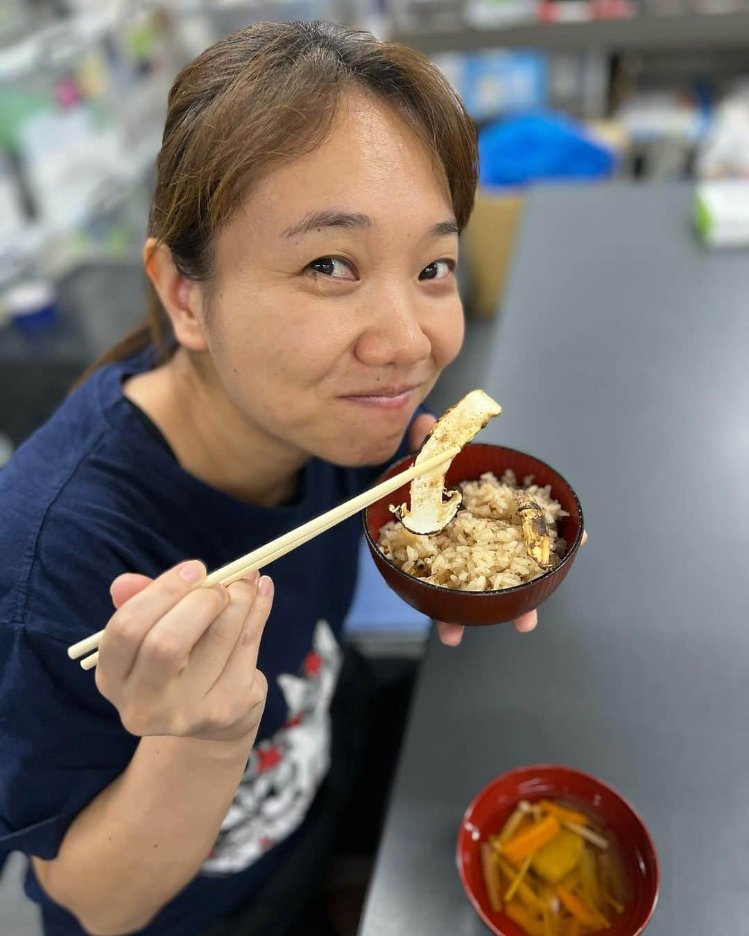 矢原加奈子のインスタグラム：「お世話になってる気仙沼の方から 松茸が届きましたっ！ なんと贅沢なまかない飯！ 事務所がいい香りで充満しており 秋を感じた素敵な時間でした。 ありがたやー あまりのおいしさに写真を撮り忘れ 客演稽古から戻ったにゃんを慌てて撮影。 ご馳走様でしたー😋  そして娯楽座10月公演が 10/24から始まりますよー！ チケットは土曜日の夜と千秋楽はわずかですが 他の日は安心してお求めいただけます！ ぜひ！  http://wahahahompo.co.jp/stage/koen/gorakuza2023」