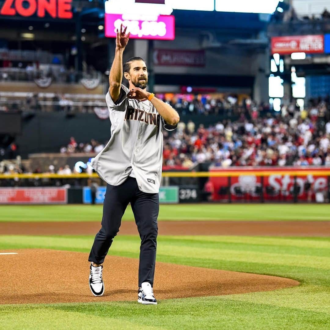 マイケル・フェルプスさんのインスタグラム写真 - (マイケル・フェルプスInstagram)「@m_phelps00 throwing out a first pitch in a way only Michael Phelps could.」10月22日 9時31分 - m_phelps00