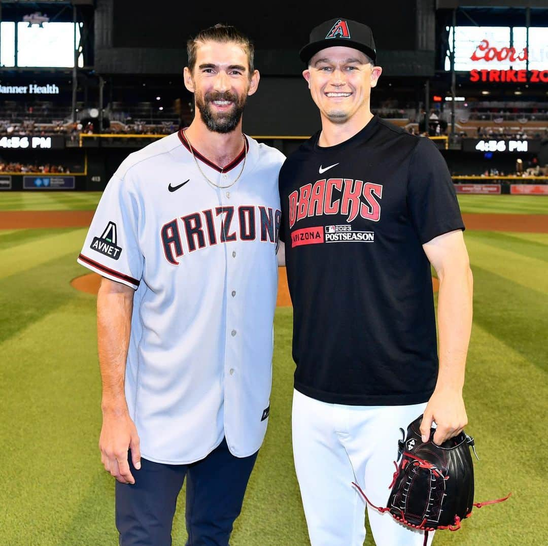 マイケル・フェルプスさんのインスタグラム写真 - (マイケル・フェルプスInstagram)「@m_phelps00 throwing out a first pitch in a way only Michael Phelps could.」10月22日 9時31分 - m_phelps00