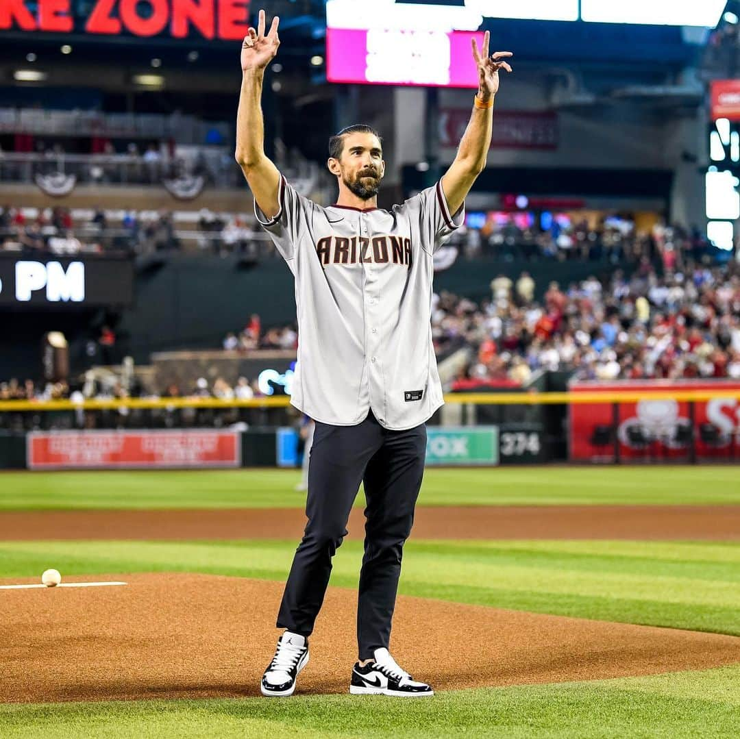 マイケル・フェルプスさんのインスタグラム写真 - (マイケル・フェルプスInstagram)「@m_phelps00 throwing out a first pitch in a way only Michael Phelps could.」10月22日 9時31分 - m_phelps00