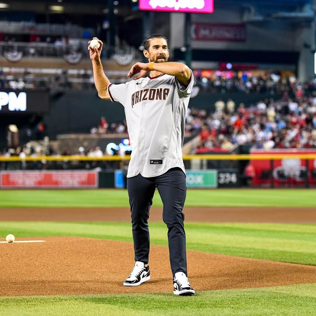 マイケル・フェルプスさんのインスタグラム写真 - (マイケル・フェルプスInstagram)「@m_phelps00 throwing out a first pitch in a way only Michael Phelps could.」10月22日 9時31分 - m_phelps00