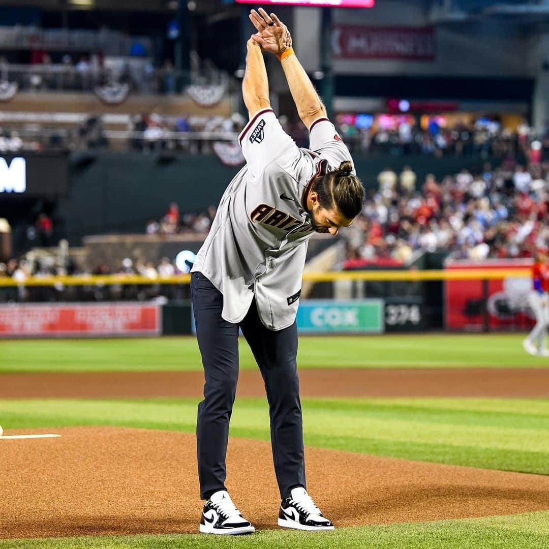 マイケル・フェルプスのインスタグラム：「@m_phelps00 throwing out a first pitch in a way only Michael Phelps could.」