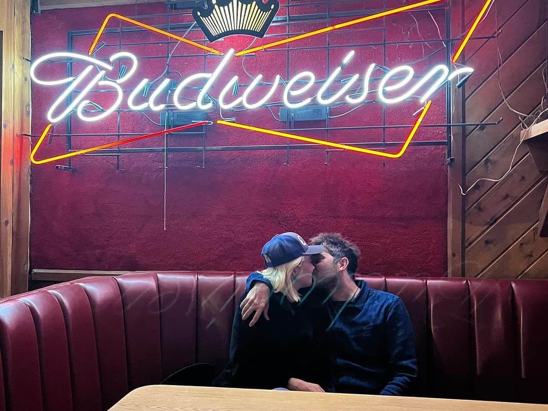 アンナ・キャンプのインスタグラム：「It’s 5 o’clock somewhere…」