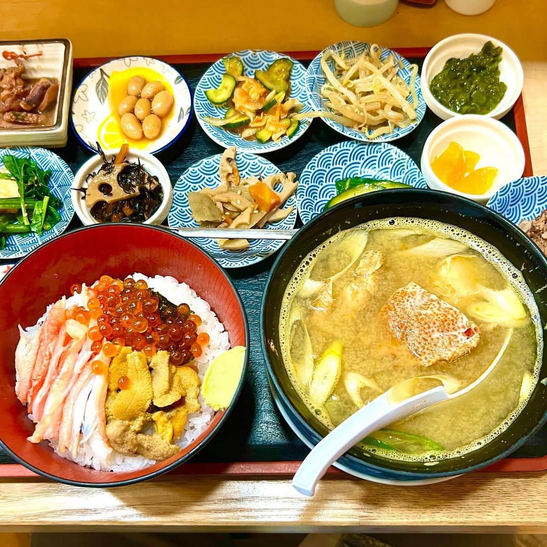 松尾貴史のインスタグラム：「函館朝市どんぶり横丁にある人気店「茶夢」開店の7時前には4人先客、5番目に並びました。で、Cセット。  ウニいくらカニのどんぶりに、毛蟹汁と小皿が12皿付いて2,500円。朝から腹ぱんぱんです。  最後の塩ラーメンは、昨夜あまりにも寒いのでつい飛び込んだラーメン屋🍜さんのものです。900円。  #函館 #函館朝市 #どんぶり横丁 #茶夢」