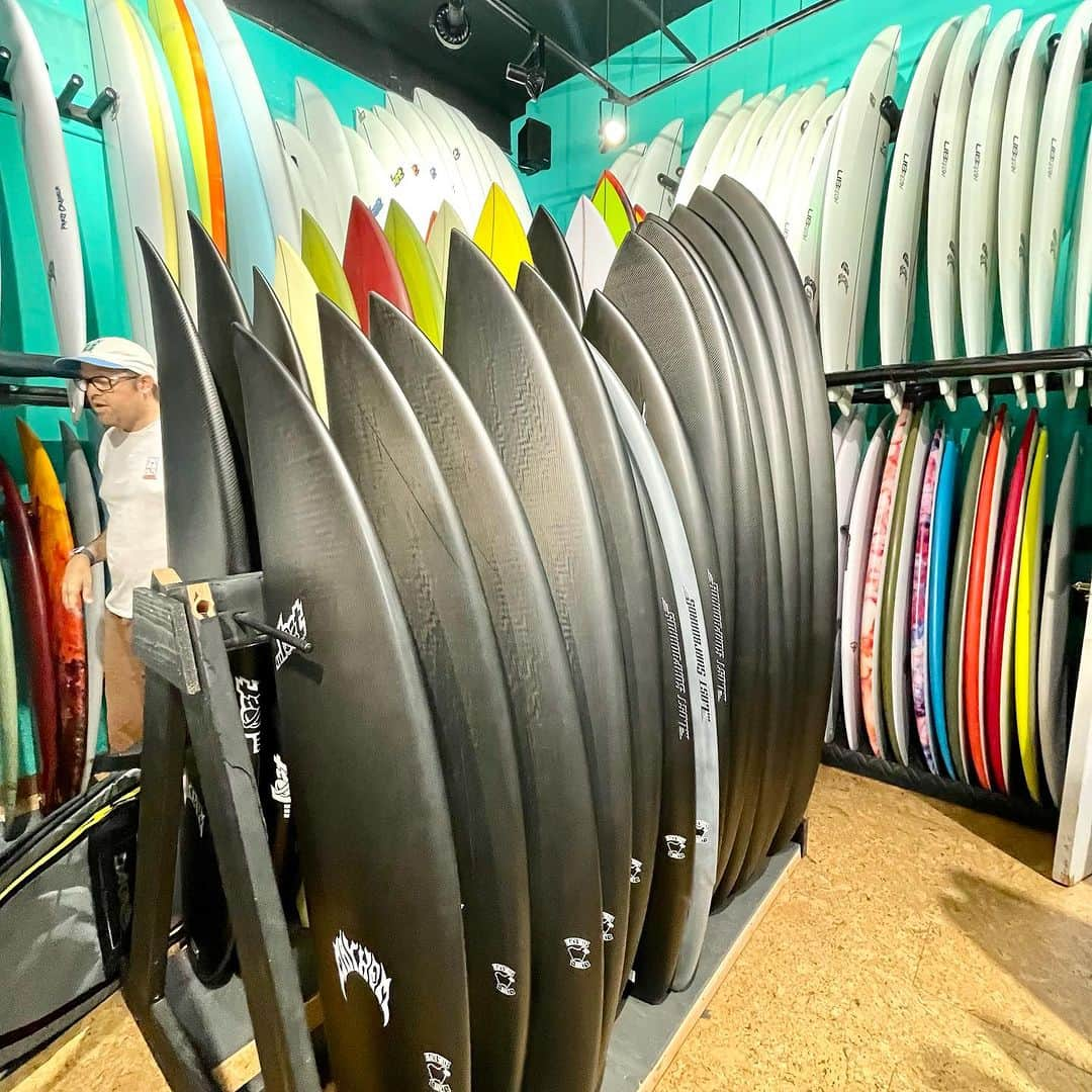 北紺守彦さんのインスタグラム写真 - (北紺守彦Instagram)「I got two new surfboards  嬉しい🤗  🇺🇸🏄‍♂️本場カリフォルニアには  最新の板が沢山あるので 選ぶのが難しいけど やっぱりLOSTだね❗️ 世界No1シェイパー MAYHEM 地元の板だし 周りは みんな乗ってるし サンクラメンテの本店にも近い ここは 板がいっぱいあるね！(◎_◎;)  LOSTのサーフボードに乗るのは20年ぶり あの頃はSpeed Demonという板を乗ってました😜 懐かしい🏄  周りのアドバイスや情報から…この2本  RNF 96 Light speed  5.8  20.25 2.46  32.00L  Sub Driver 2.0(PU)  5.11  19.38  2.38 29.25L  🌊あとはオーバーヘッド用の板が欲しいなぁ お勧めあったら教えてください  サーフィンは👦童心に戻れるスポーツ 社会に出ると 大人になるのは簡単だけど😆 子供心を持ち続けるのは難しいよね サーフィンしてると 海からエネルギーをもらい 波に乗ることで心身がリフレッシュされるので  健康にもなれますね🏄  上手くなれば さらに最高なんだけど🤗 この板で 頑張ります  #new  #surfboard  #lost  #driver  #rfn  #sanclemente  #twinfin」10月22日 9時38分 - morihiko.kitakon