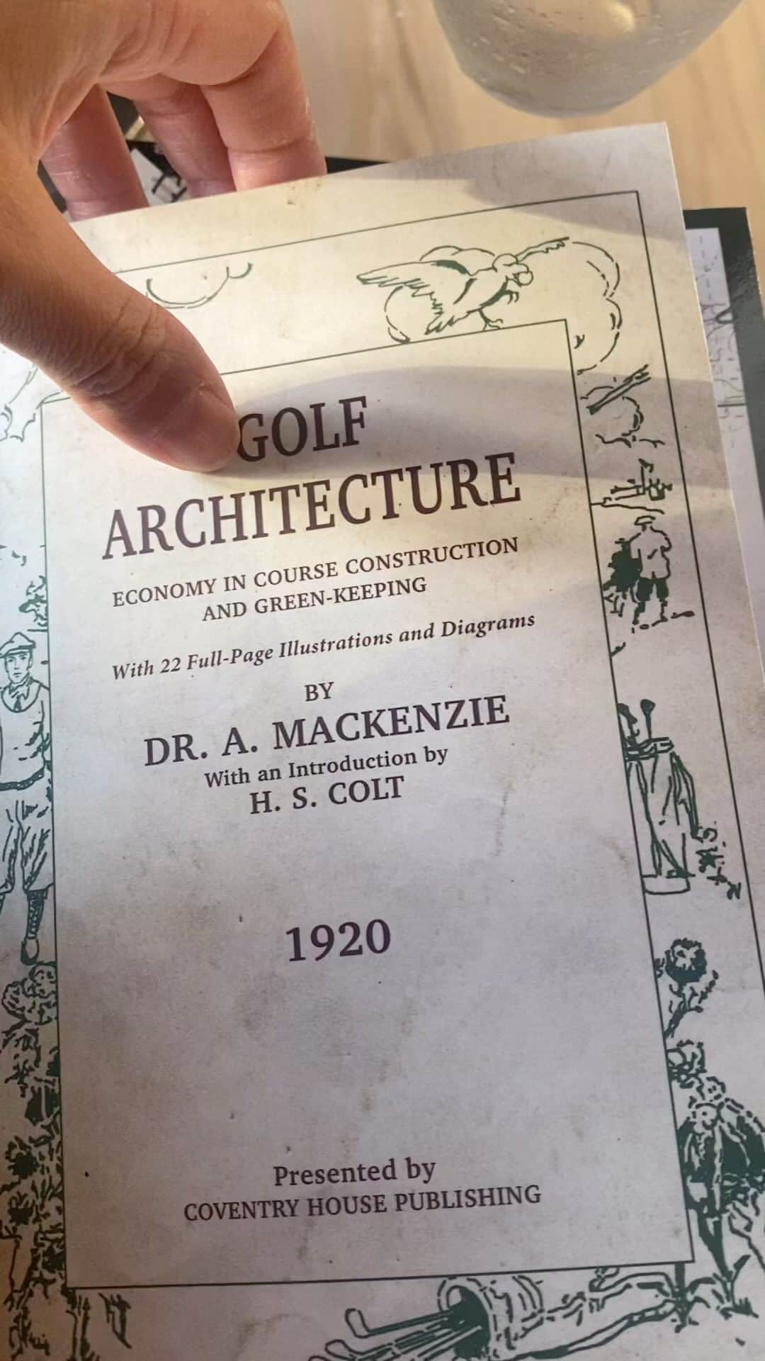キム・インキョンのインスタグラム：「It’s about time. Perhaps, perfect time. My favorite golf course I’ve played was … Murifield … and Kingsbarns was most beautiful. And San diego has the all year around golf weather 🤣 and my home is Soul oh Seoul I mean. Happy weekend🩵 가을은 독서의 계절이라고 했던가요.. 그 동안 언젠가 읽어야지 했던 책을 몽땅 꺼내어 봅니다. 동경하는 분들의 책은 곁에만 두어도 심장이 콩닥거리는건 저만일까요. 미리 찾아서 쟁겨둔 보람이 있습니다.」