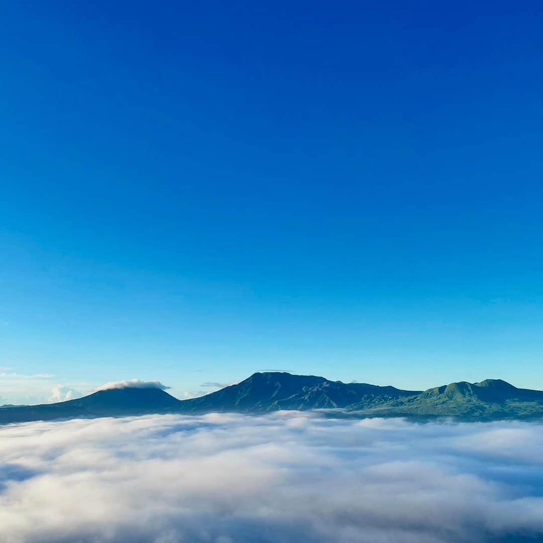 星野リゾート 界の若者旅さんのインスタグラム写真 - (星野リゾート 界の若者旅Instagram)「非日常的に、空の広大さを味わえる秋の「雲海」。 界 阿蘇では、標高1050mのテラスからお食事処まで、多様な曲線を描く雲海を阿蘇五岳と共にご覧いただけます。 雲海がでる自然条件と定番スポットについては、ご当地楽「マイカルデラ作り」にてご紹介しています。ぜひ界 阿蘇で、一期一会の雲海を眺めてみませんか？  The sea of clouds in autumn is an extraordinary experience of the vastness of the sky. At KAI Aso, from the terrace at an altitude of 1,050 meters to the dining area, you can see the sea of clouds in various curves along with the five Aso peaks. Why don't you come to KAI Aso and enjoy a once-in-a-lifetime view of the sea of clouds?  #星野リゾート #界 #界阿蘇 #大分 #阿蘇 #瀬の本温泉 #温泉 #温泉旅館 #温泉旅行 #雲海 #阿蘇五岳 #一期一会 #ご当地楽 #カルデラ #hoshinoresorts #kai #kaiaso #Japantravel #hotsprings #onsen #ryokan #oita #aso #autumn #seacloud #view #fivemountainsofaso #caldera」10月22日 10時00分 - hoshinoresorts.kai