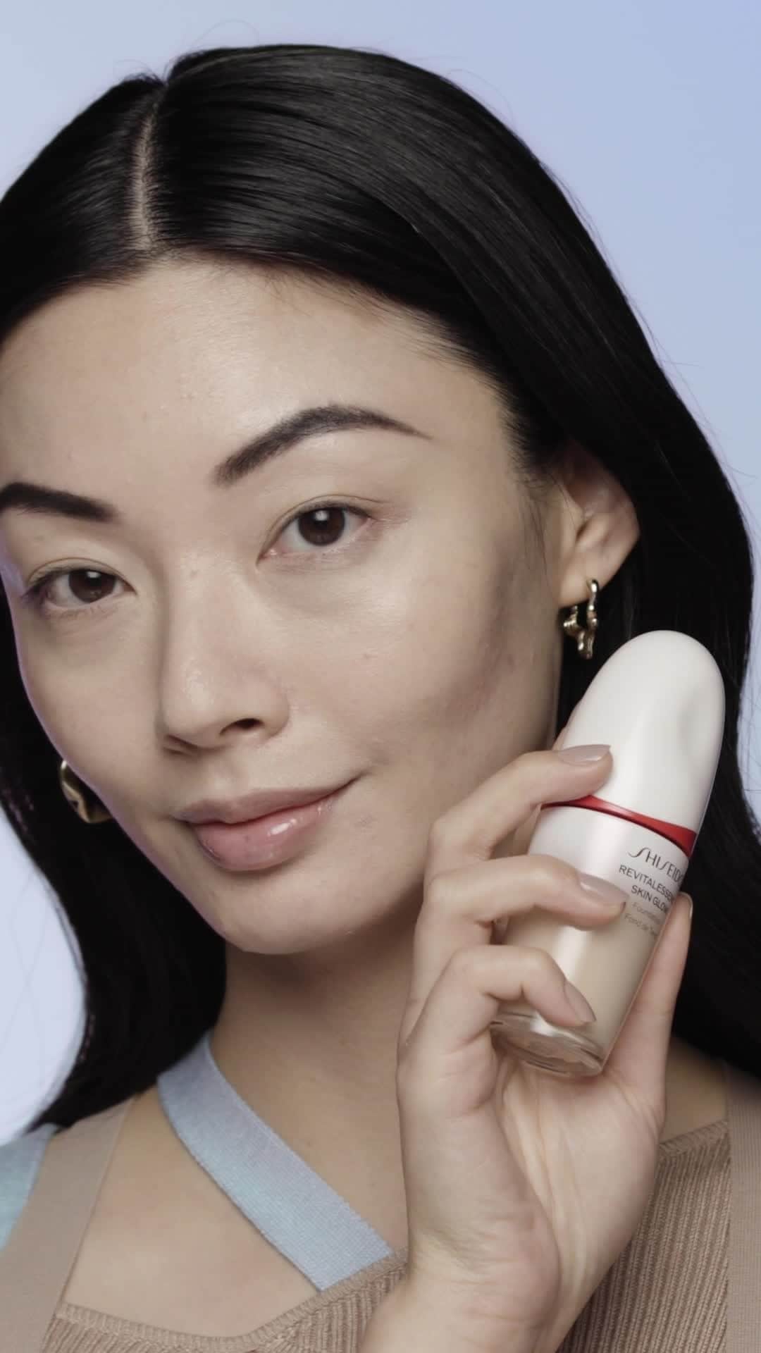 資生堂のインスタグラム：「Shine even brighter with REVITALESSENCE SKIN GLOW Foundation. Shades for light complexions can be found in Level 2. Model wears 210 Birch. #ShiseidoMakeup #JapaneseBeauty #RevitalEssence #SkincareMeetsFoundation」