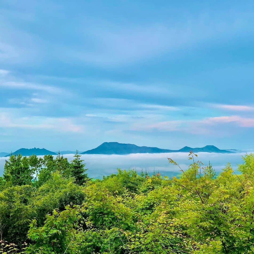 星野リゾート 界の若者旅のインスタグラム：「非日常的に、空の広大さを味わえる秋の「雲海」。 界 阿蘇では、標高1050mのテラスからお食事処まで、多様な曲線を描く雲海を阿蘇五岳と共にご覧いただけます。 雲海がでる自然条件と定番スポットについては、ご当地楽「マイカルデラ作り」にてご紹介しています。ぜひ界 阿蘇で、一期一会の雲海を眺めてみませんか？  The sea of clouds in autumn is an extraordinary experience of the vastness of the sky. At KAI Aso, from the terrace at an altitude of 1,050 meters to the dining area, you can see the sea of clouds in various curves along with the five Aso peaks. Why don't you come to KAI Aso and enjoy a once-in-a-lifetime view of the sea of clouds?  #星野リゾート #界 #界阿蘇 #大分 #阿蘇 #瀬の本温泉 #温泉 #温泉旅館 #温泉旅行 #雲海 #阿蘇五岳 #一期一会 #ご当地楽 #カルデラ #hoshinoresorts #kai #kaiaso #Japantravel #hotsprings #onsen #ryokan #oita #aso #autumn #seacloud #view #fivemountainsofaso #caldera」