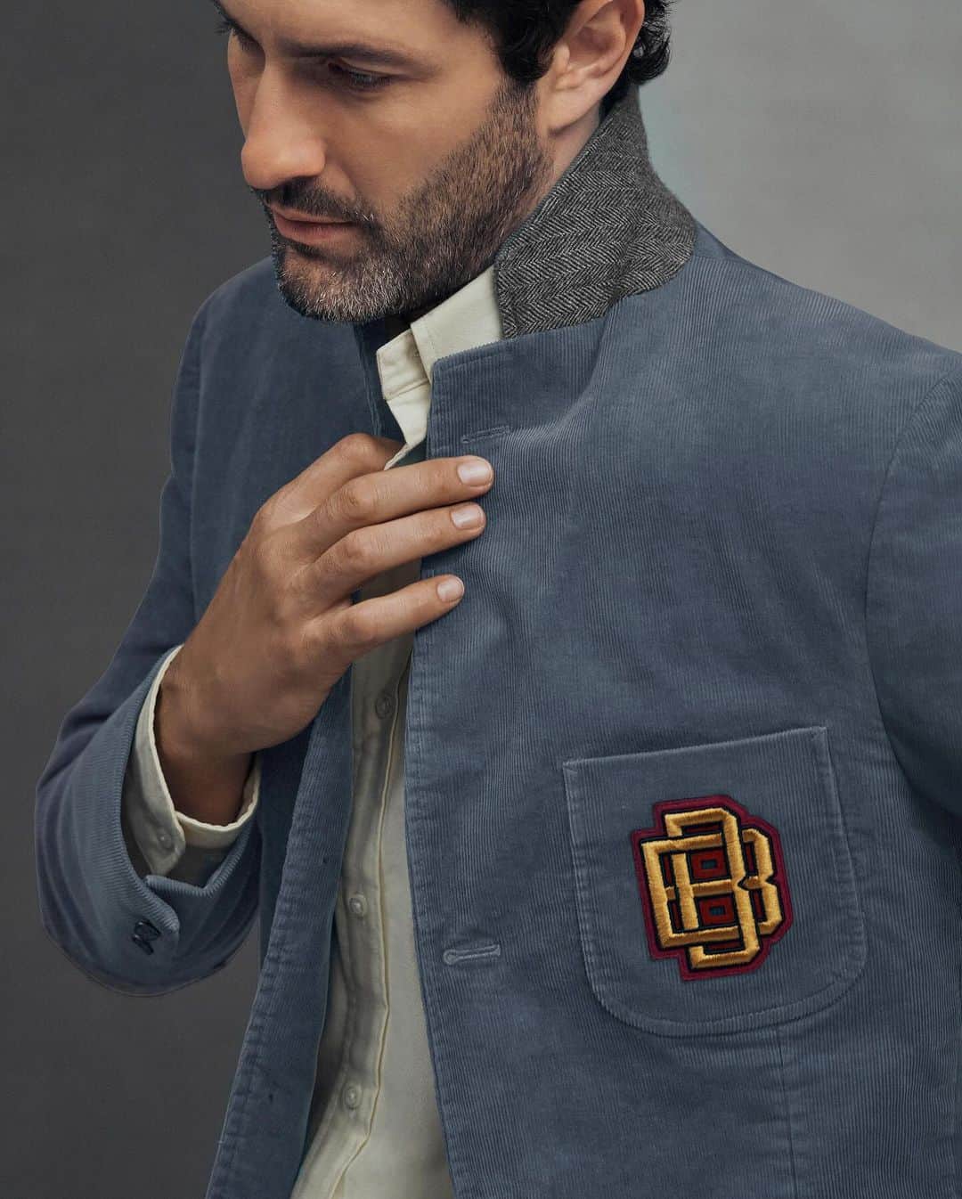 ブルックスブラザーズのインスタグラム：「We hearken back to the preppy style born right here in America with our Embroidered Sport Coat. Crafted in fine-wale corduroy for a piece that’s perfectly versatile for any fall outing and the forthcoming holiday festivities.」
