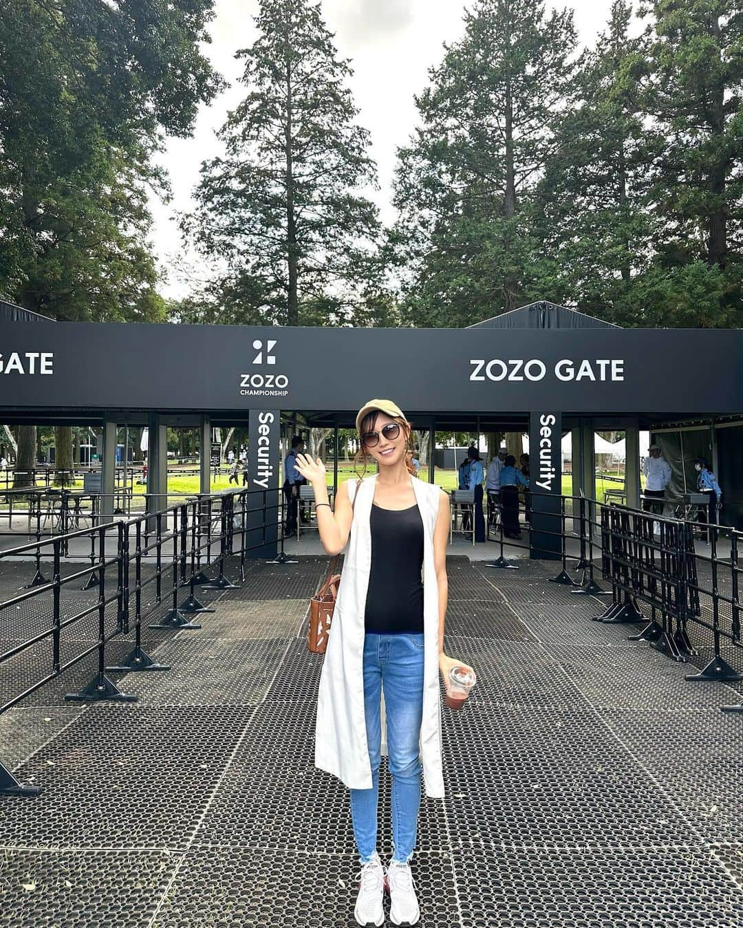 美波千夏さんのインスタグラム写真 - (美波千夏Instagram)「初めてのPGAツアー観戦🥺🩷 ZOZO CHAMPIONSHIPへ行ってきました⛳️  生リッキーに大興奮！😍 こうちゃんにも私はリッキーが見たいと宣言w プレーも顔もオーラも全てかっこよくて 映画俳優を見ている気分でした🥺🩷  いつかマキロイ見たいぃぃい👀🩷  今回産後初めてえまを預けて夫婦で行ったんだけど (静かなシーンで声出したらまずいと思って) 赤ちゃんも子供もウェルカムな感じで キッズエリアもすんごかった😳 連れて行けたな〜(´；ω；`) でも大人だけだったからすごく堪能できた🩷  習志野カントリーが平坦なコースで カート道歩けるからベビーカーでも帯同できる感じ👶🩷  今回いつもこうちゃんがお世話になっている サトウ食品様のラウンジで観戦もさせていただいて トップ選手の凄さを間近で見ることができました👀🩷 ありがとうございました✨  .  .  .  #ZOZOCHAMPIONSHIP #pgatour  #習志野カントリークラブ #ゴルフ観戦 #スポーツ観戦 #妊婦 #妊娠7ヶ月 #妊婦コーデ #ぷんにーらいふ  #ぷんにーコーデ」10月22日 9時56分 - chinatsu_minami