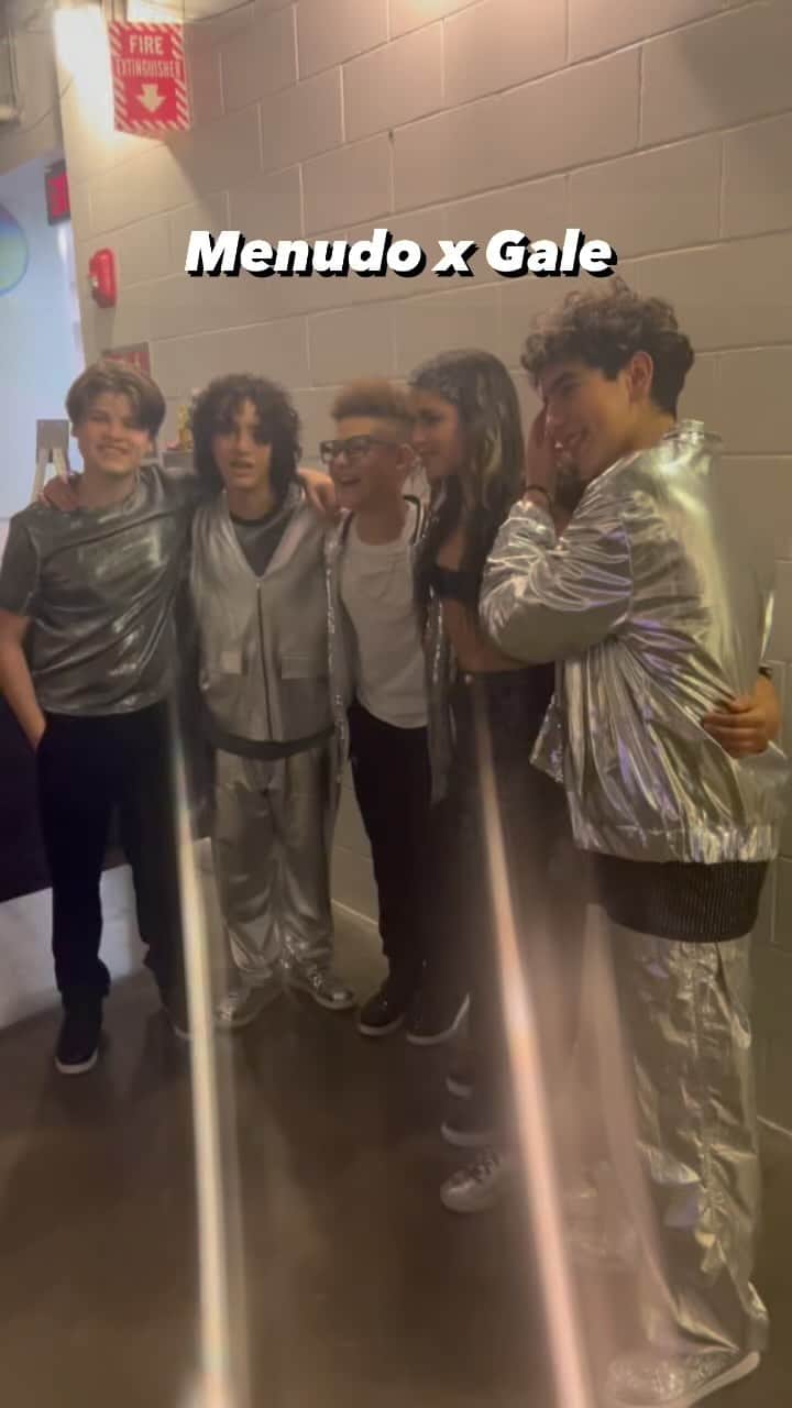 Hulu Home of Emmy-winningのインスタグラム：「Should I jump into this group photo? 🤪 @gale @menudo_official #iHeartFiesta2023 #iHeartOnHulu」