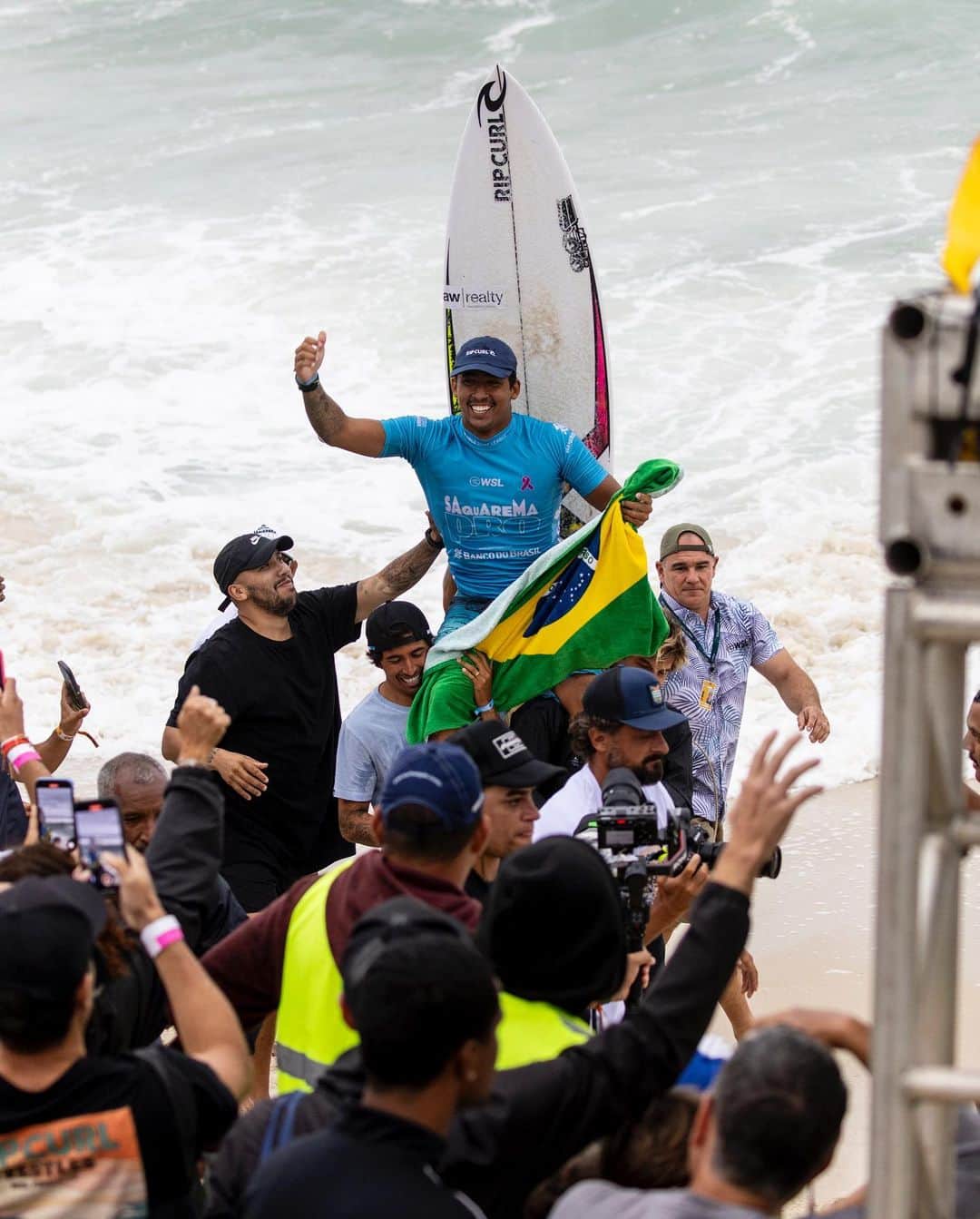 リップカールさんのインスタグラム写真 - (リップカールInstagram)「What a day! Congrats @erinbrookssurf & @samuel_pupo, 2023 #SaquaremaPro Champions! 🏆🏆  🎥: @wsl   #Surfing #RipCurl」10月22日 9時57分 - ripcurl