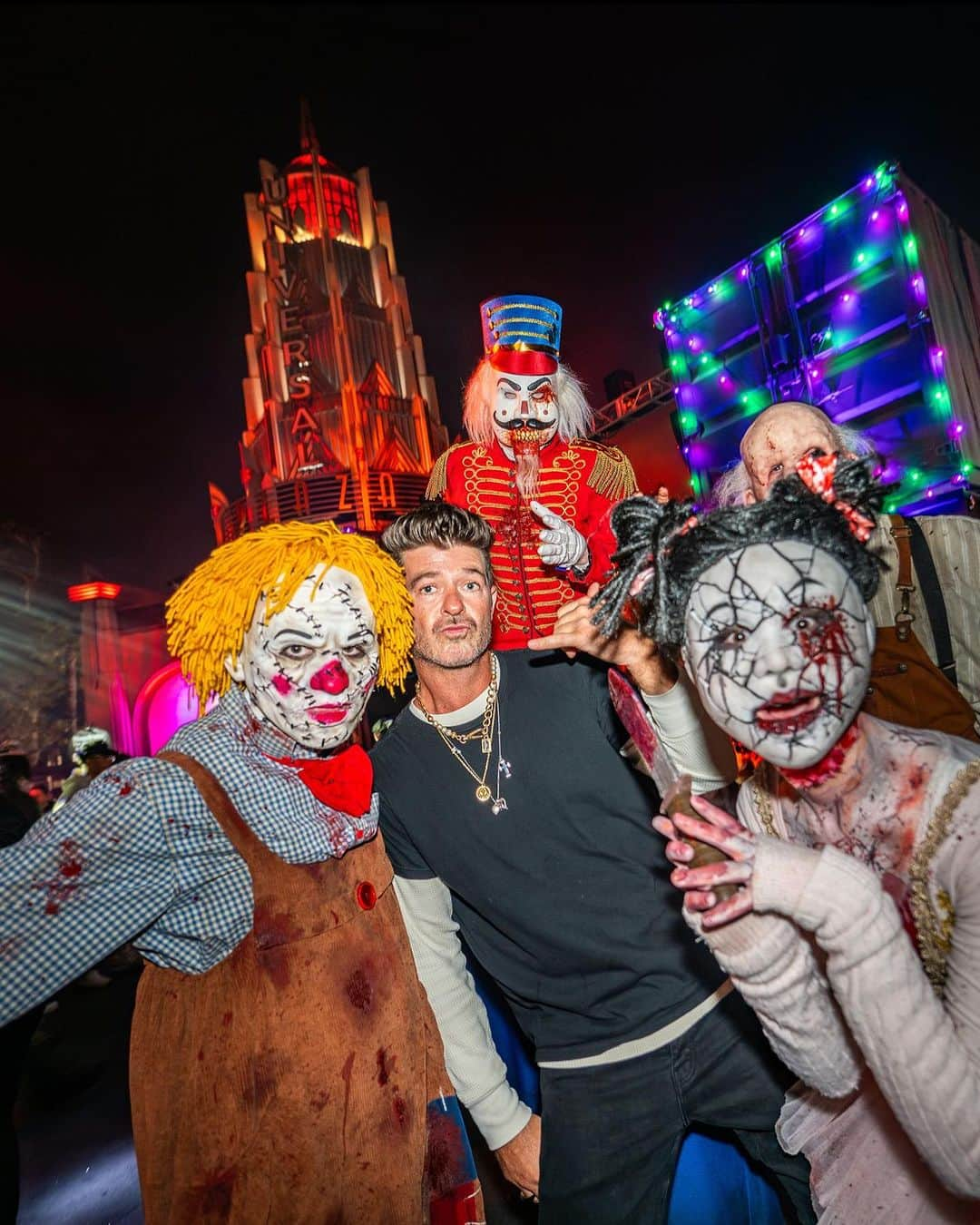 ロビン・シックのインスタグラム：「Thank you! @universalhhn Always the best time! #universalhhn @horrornights 😱🤯🥳」